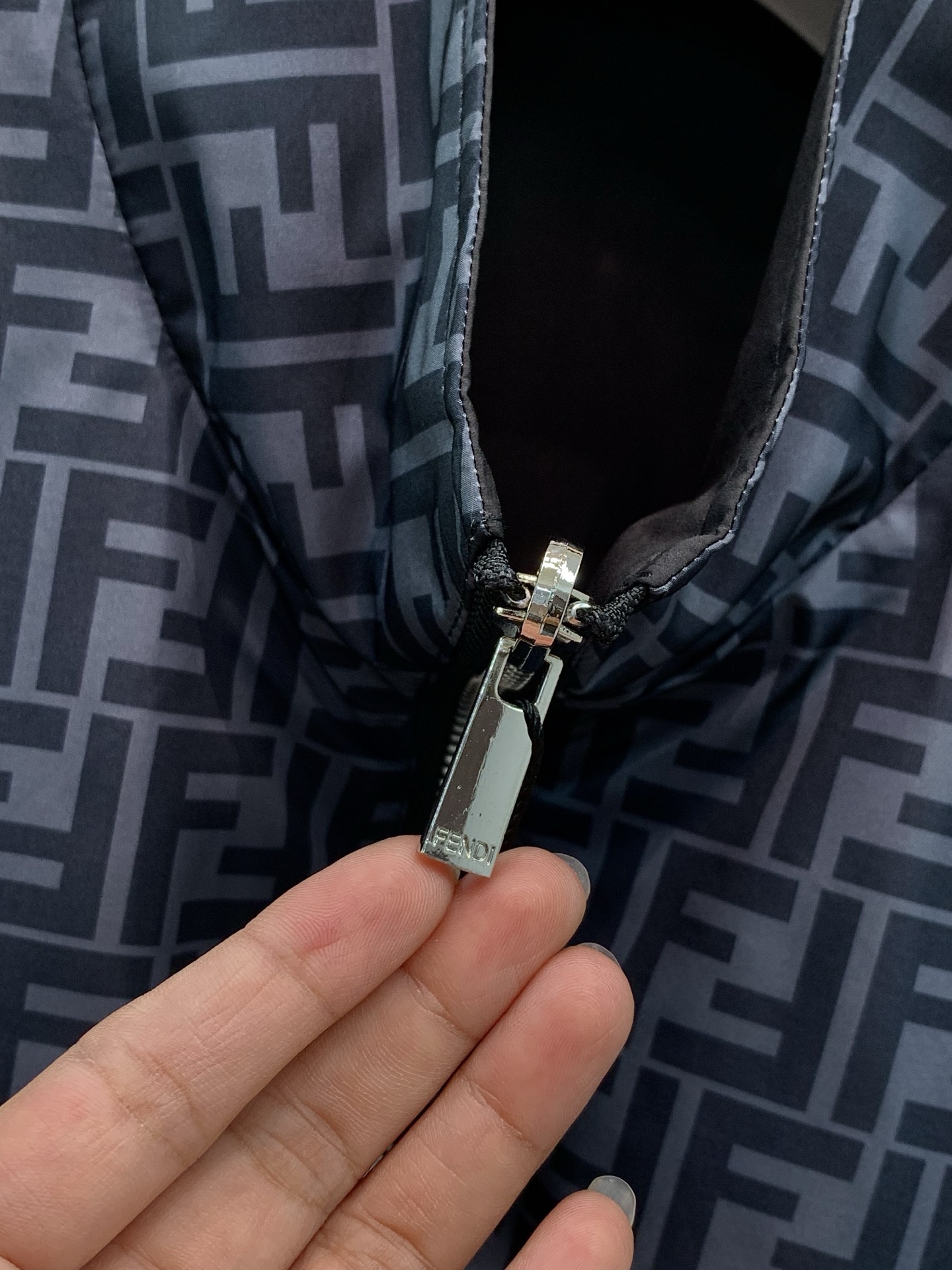 ，FENDI 芬迪，2026早秋最新品，专柜同步有售，原单狠货，时尚休闲两面穿马甲，进口原版面料，顶级印花工艺字母图案l