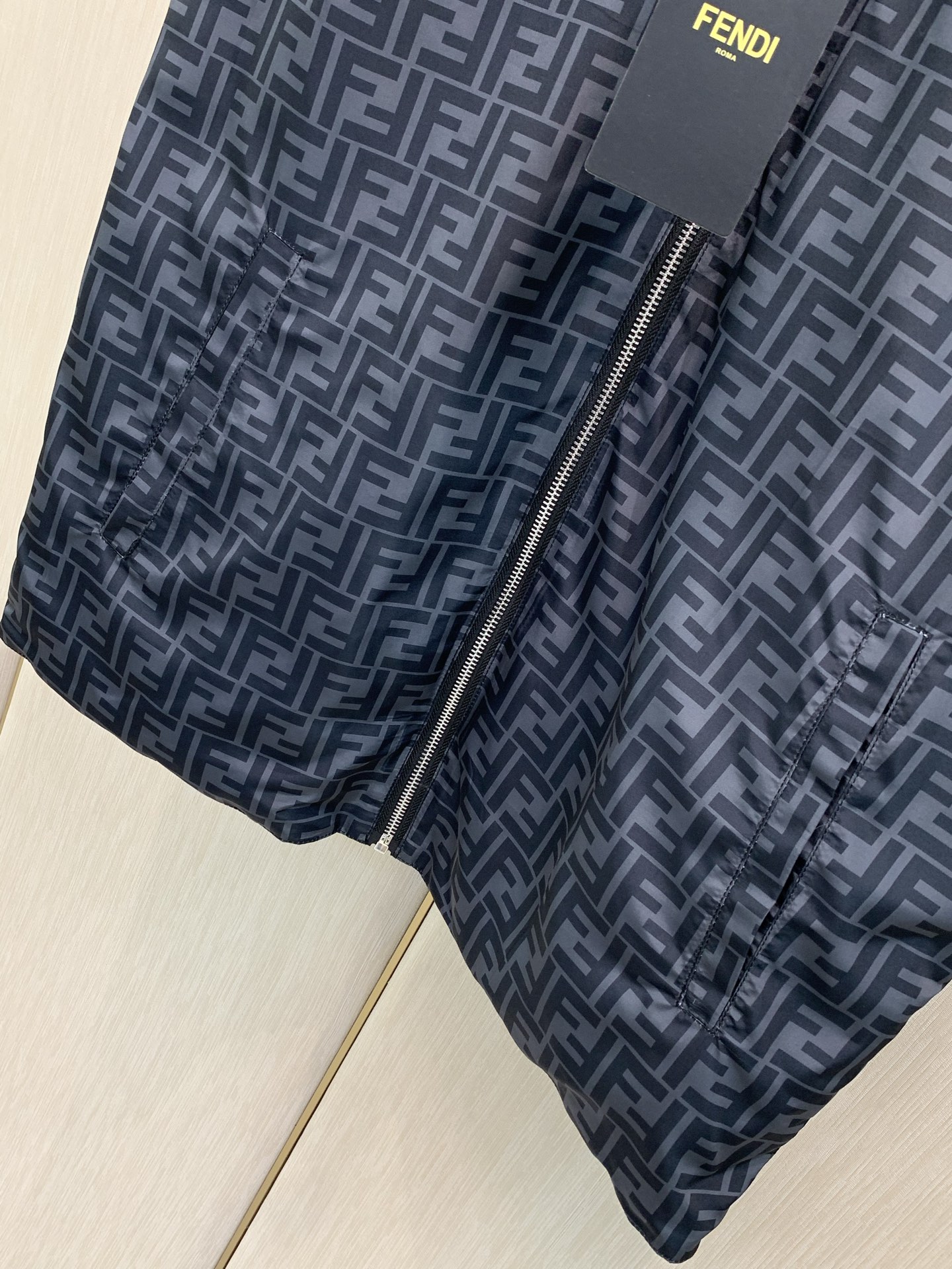 ，FENDI 芬迪，2026早秋最新品，专柜同步有售，原单狠货，时尚休闲两面穿马甲，进口原版面料，顶级印花工艺字母图案l