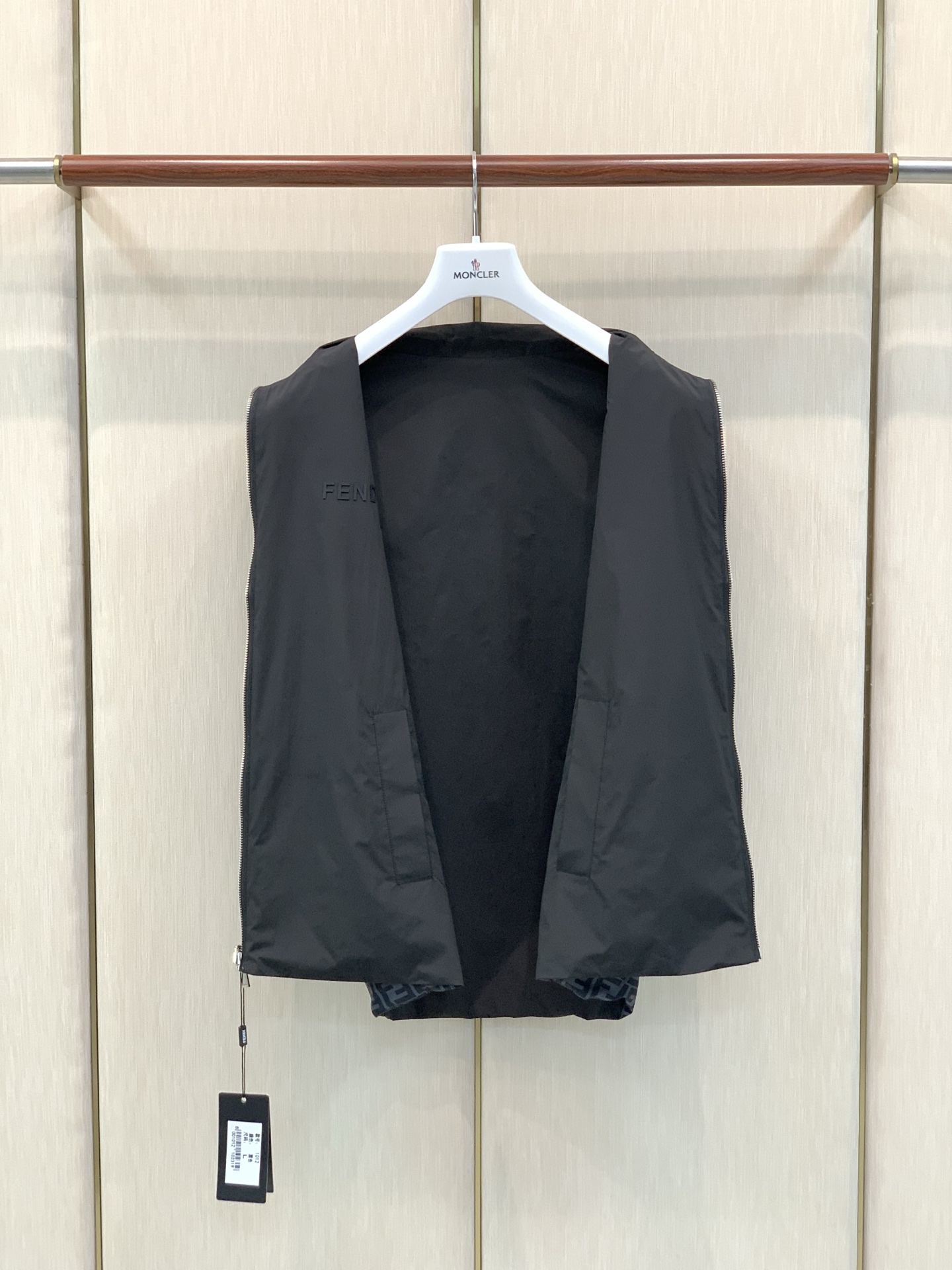 ，FENDI 芬迪，2026早秋最新品，专柜同步有售，原单狠货，时尚休闲两面穿马甲，进口原版面料，顶级印花工艺字母图案l