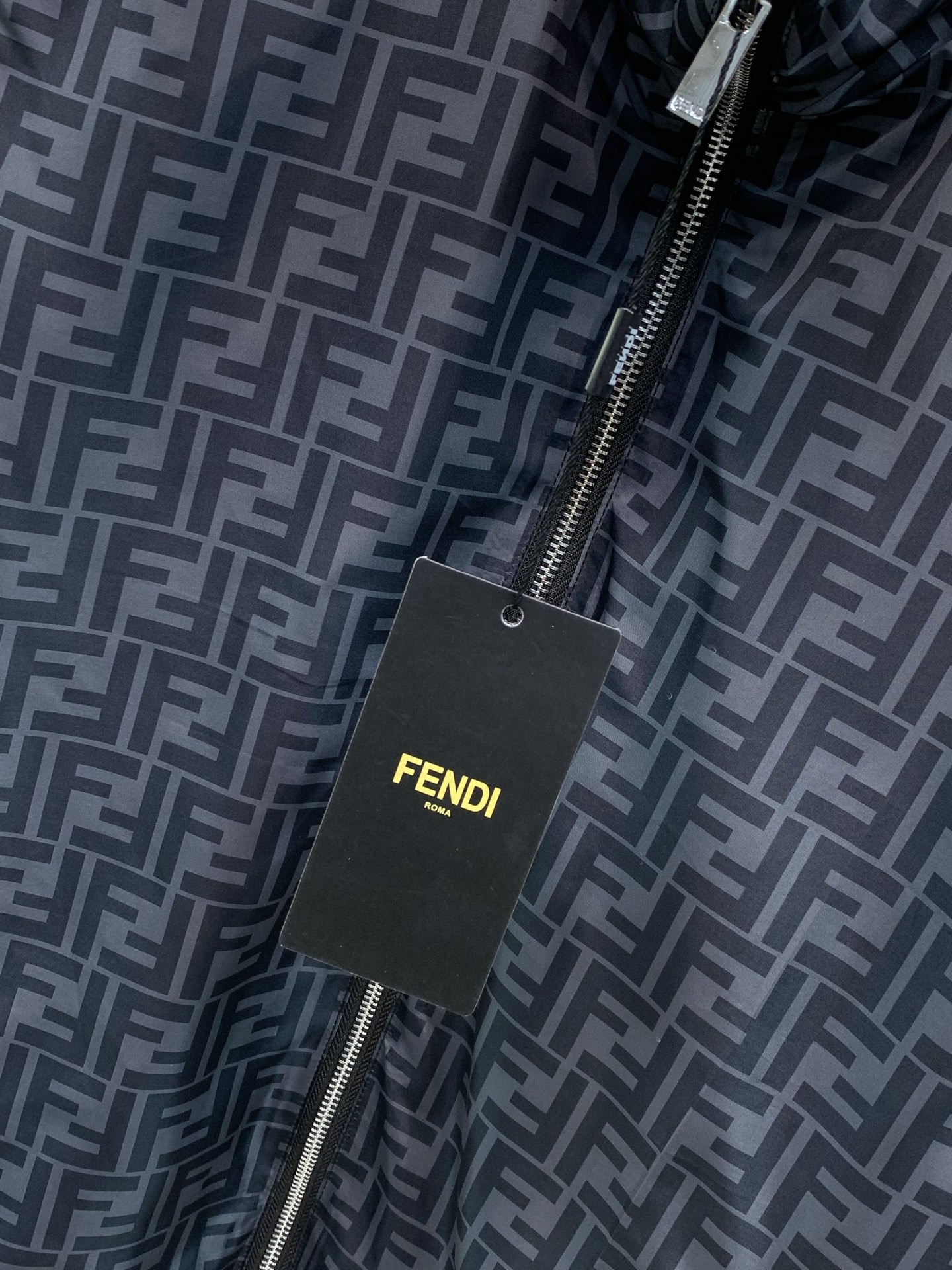 ，FENDI 芬迪，2026早秋最新品，专柜同步有售，原单狠货，时尚休闲两面穿马甲，进口原版面料，顶级印花工艺字母图案l