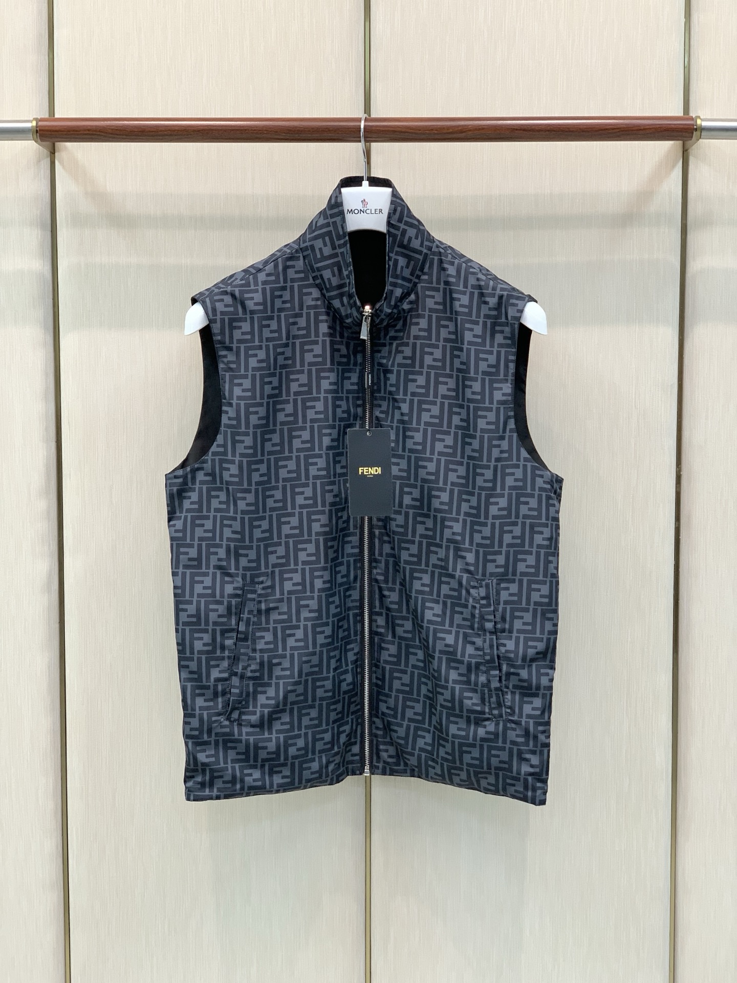 ，FENDI 芬迪，2026早秋最新品，专柜同步有售，原单狠货，时尚休闲两面穿马甲，进口原版面料，顶级印花工艺字母图案l