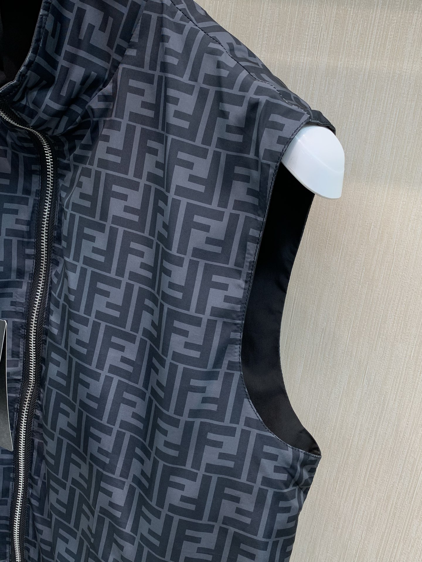 ，FENDI 芬迪，2026早秋最新品，专柜同步有售，原单狠货，时尚休闲两面穿马甲，进口原版面料，顶级印花工艺字母图案l