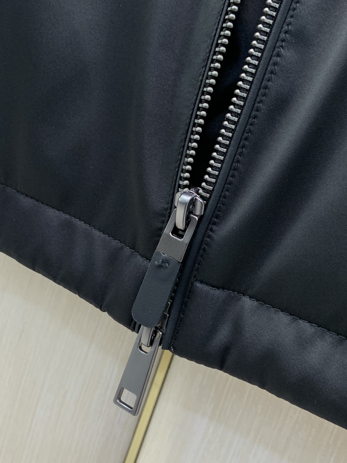 ,Zegna翻领夹克桑蚕丝拉链外套 材质94.5%缎面蚕丝 5.5桑蚕丝 ,Zegna翻领夹克桑蚕丝拉链外套 材质94.5%缎面蚕丝 5.5桑蚕丝