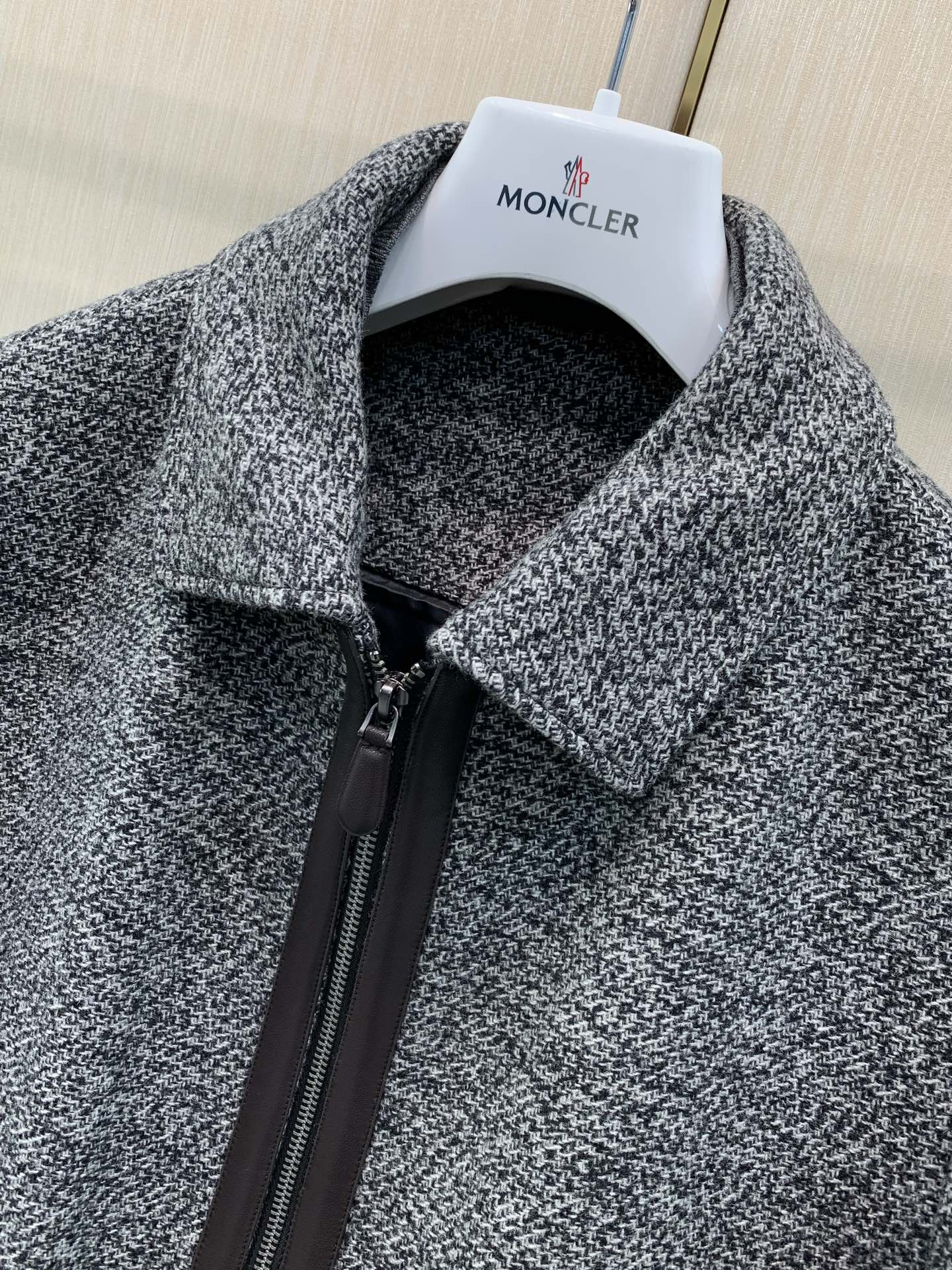 ,Brioni.羊毛混纺翻领夹克拉链外套 材质 50%聚酯纤维 50%羊毛 ,Brioni.羊毛混纺翻领夹克拉链外套 材质 50%聚酯纤维 50%羊毛