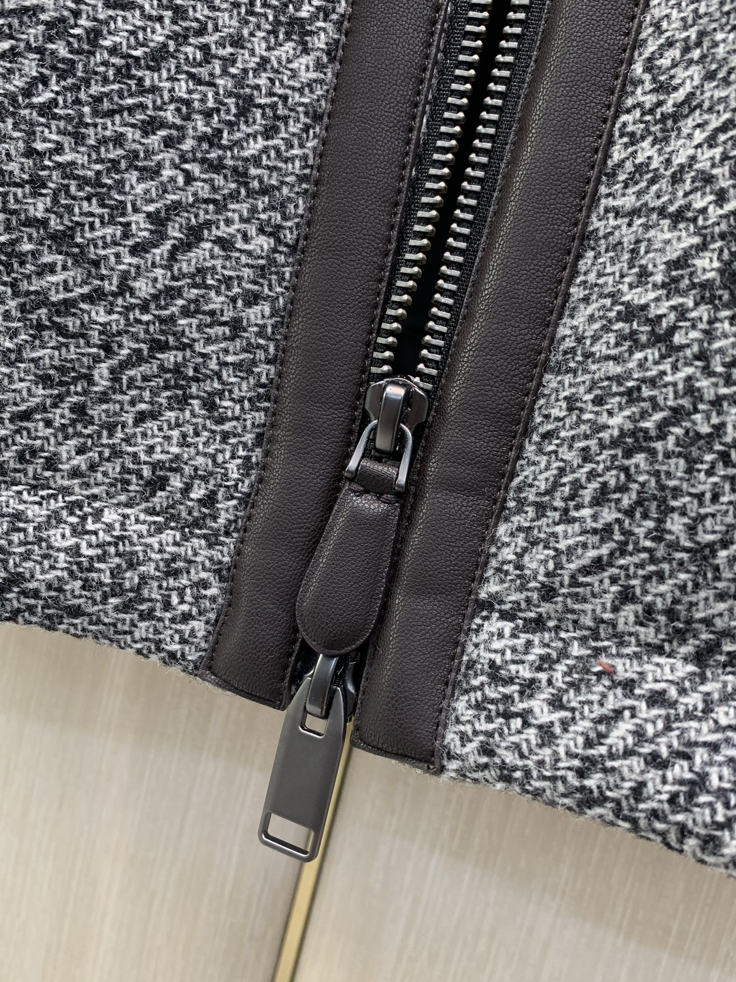 ,Brioni.羊毛混纺翻领夹克拉链外套 材质 50%聚酯纤维 50%羊毛 ,Brioni.羊毛混纺翻领夹克拉链外套 材质 50%聚酯纤维 50%羊毛