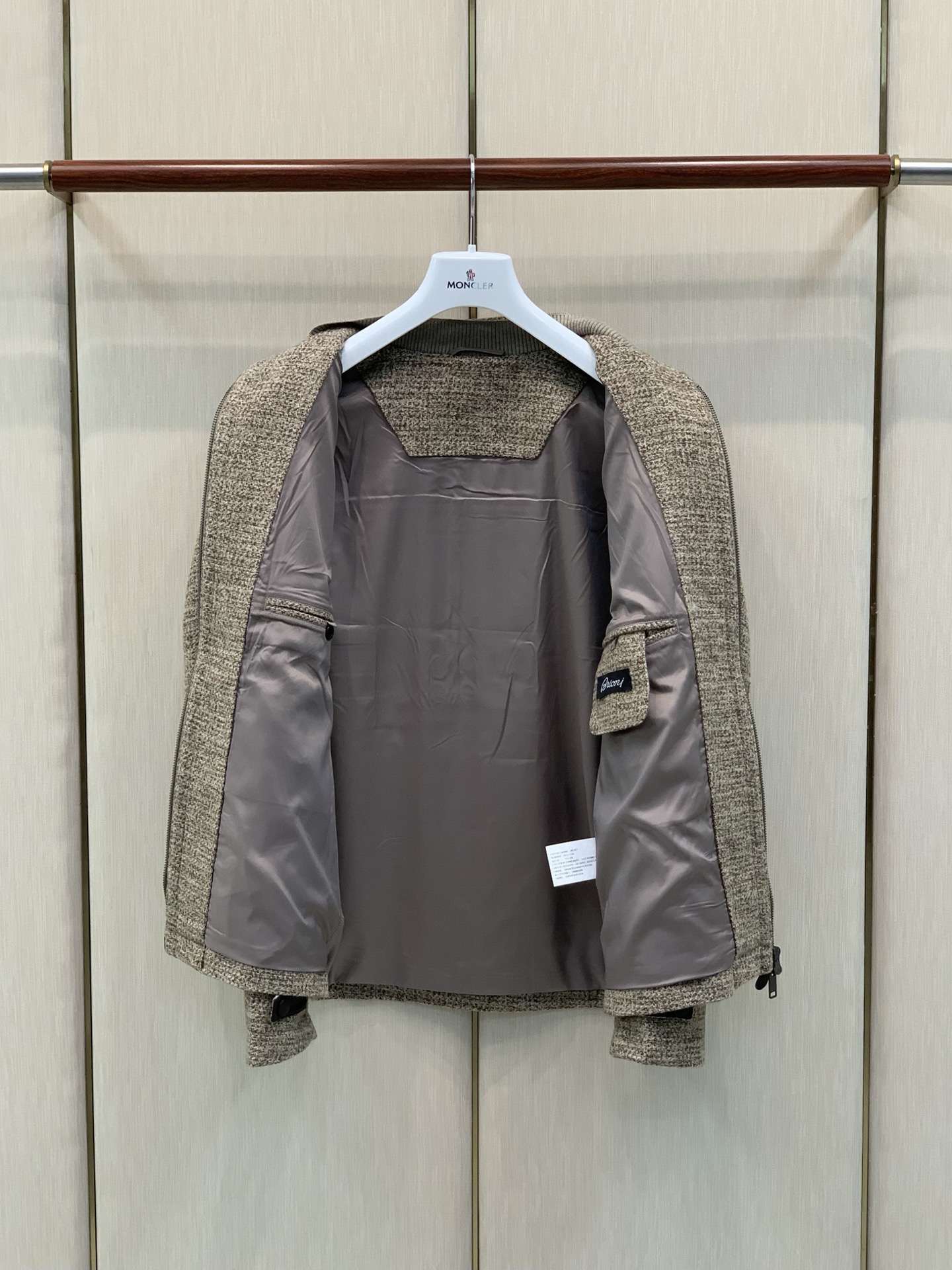 ,Brioni.羊毛混纺翻领夹克拉链外套 材质 50%聚酯纤维 50%羊毛 ,Brioni.羊毛混纺翻领夹克拉链外套 材质 50%聚酯纤维 50%羊毛