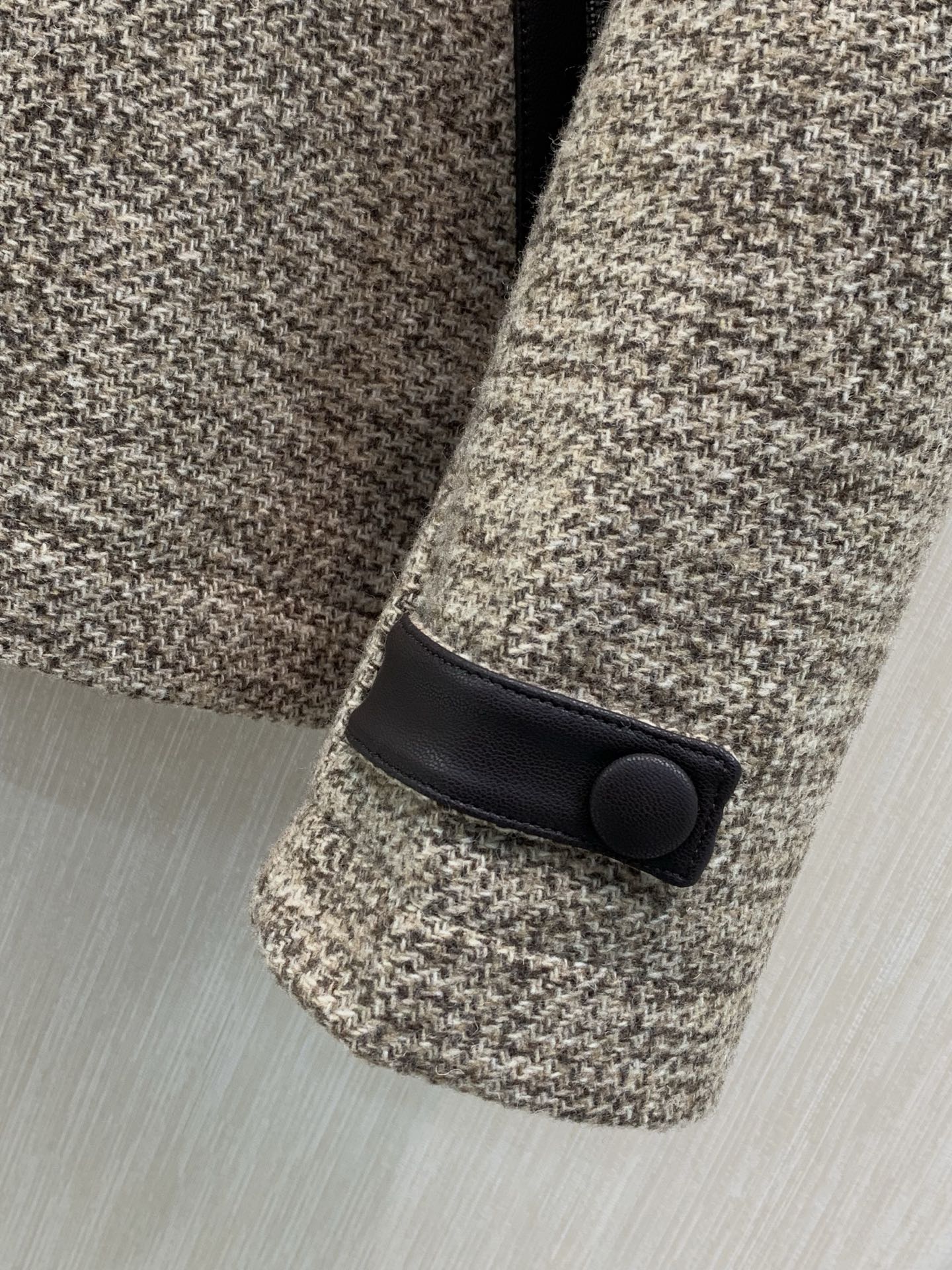 ,Brioni.羊毛混纺翻领夹克拉链外套 材质 50%聚酯纤维 50%羊毛 ,Brioni.羊毛混纺翻领夹克拉链外套 材质 50%聚酯纤维 50%羊毛