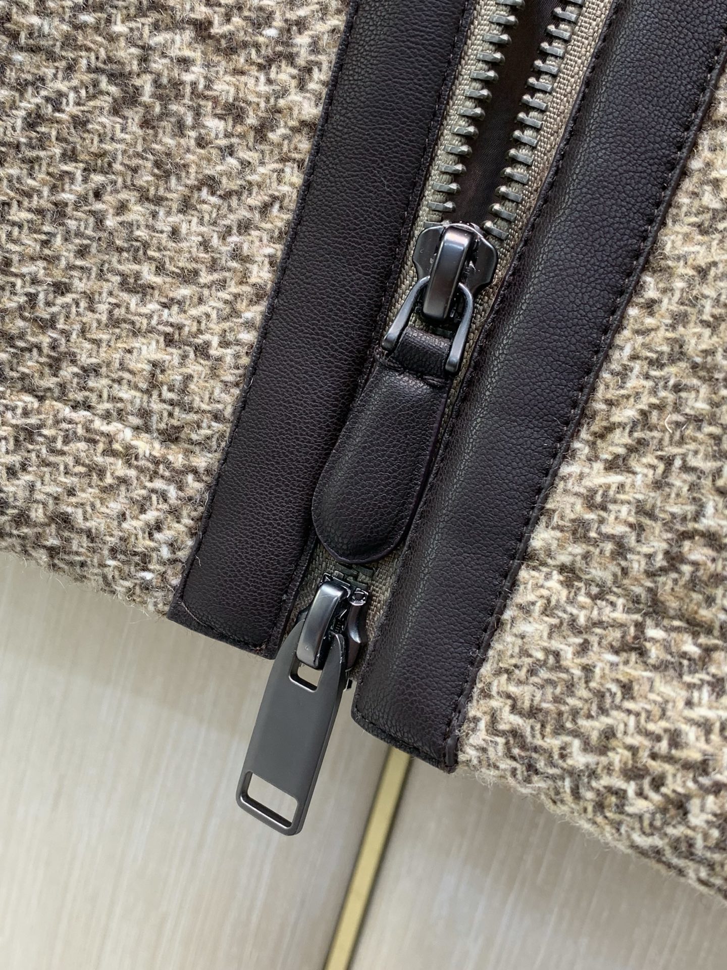 ,Brioni.羊毛混纺翻领夹克拉链外套 材质 50%聚酯纤维 50%羊毛 ,Brioni.羊毛混纺翻领夹克拉链外套 材质 50%聚酯纤维 50%羊毛