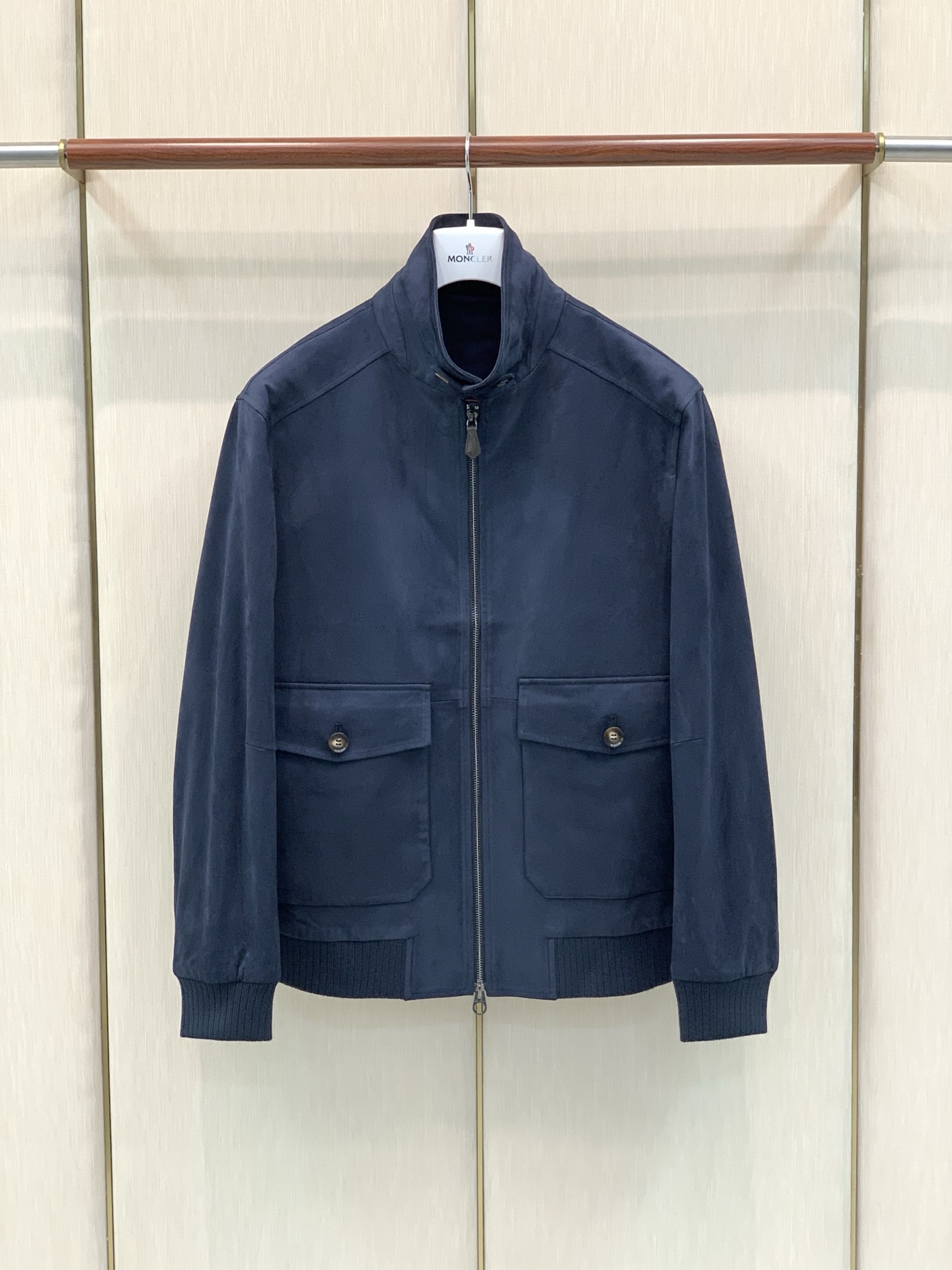 ，Loro Piana 立领夹克拉链外套  材质92%涤纶 8%氨纶。      里料 100%涤纶 尺码48-56 4