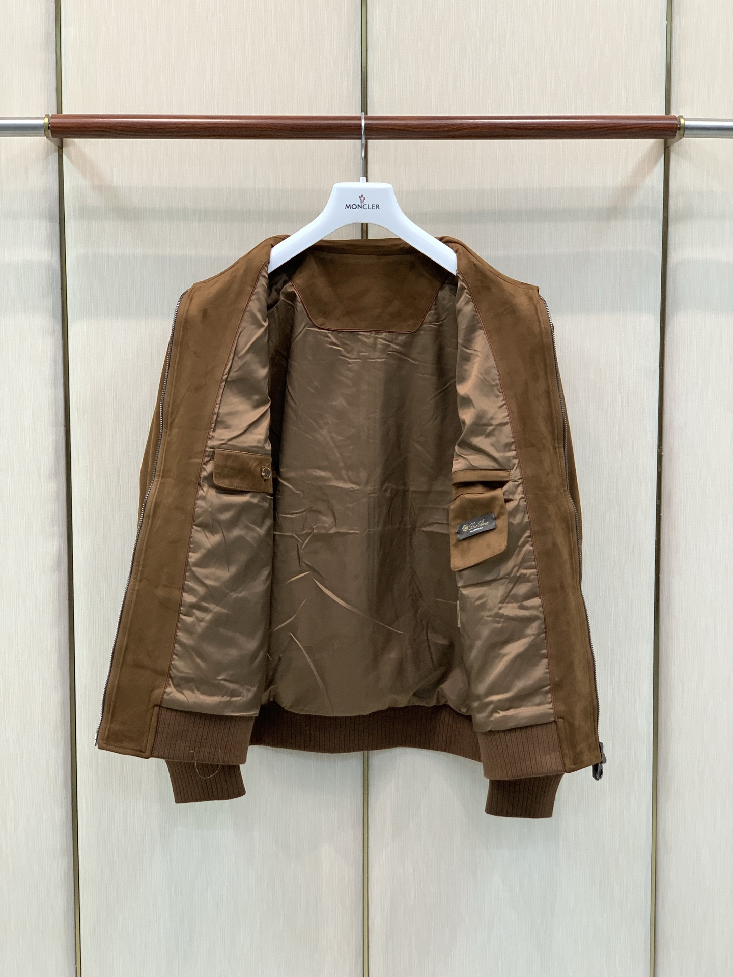 ,Loro Piana 立领夹克拉链外套 材质92%涤纶 8%氨纶。 里料 100%涤纶 尺码48-56 4 ,Loro Piana 立领夹克拉链外套 材质92%涤纶 8%氨纶。 里料 100%涤纶 尺码48-56 4