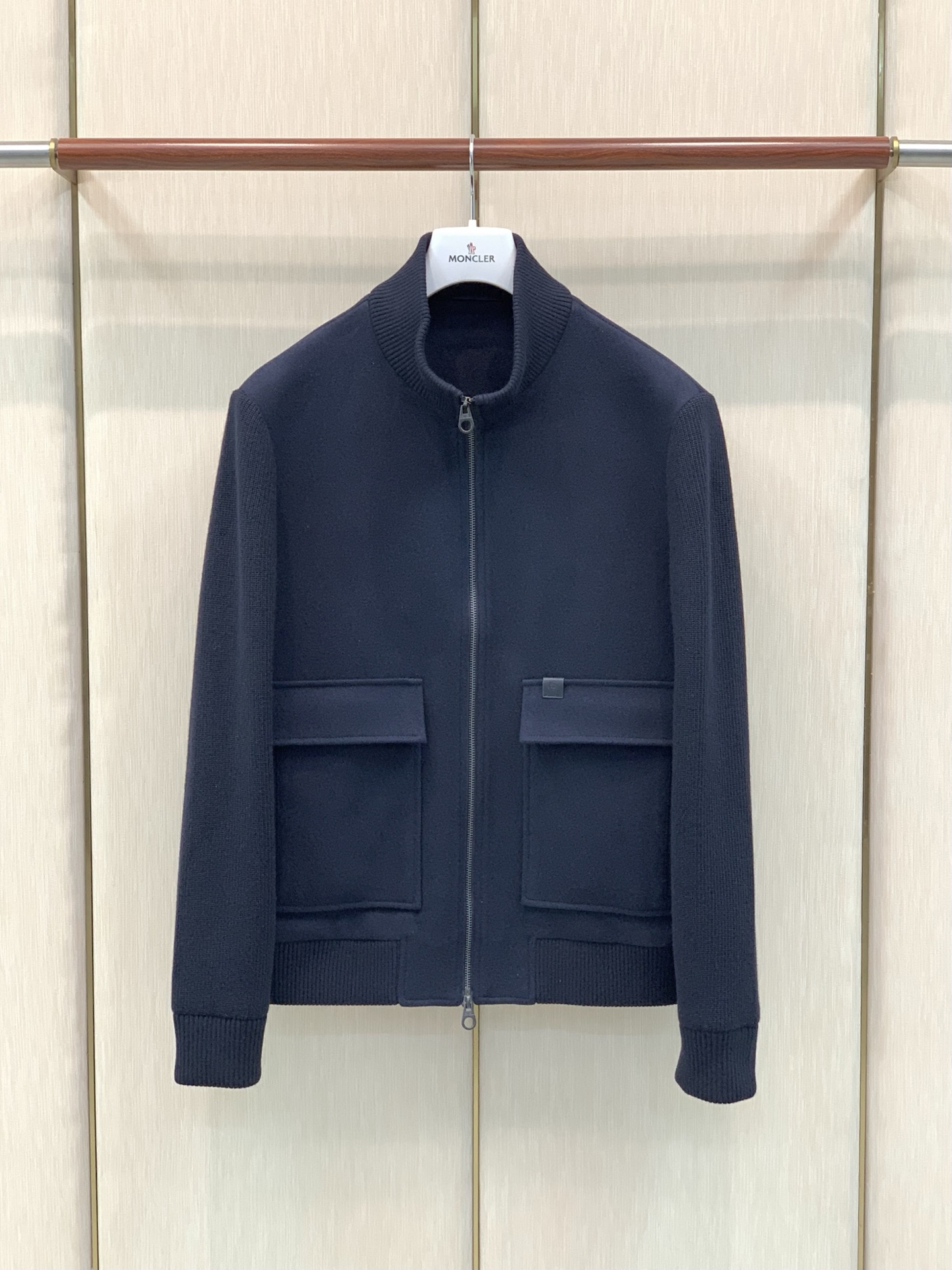，Loro Piana 羊毛混纺立领夹克拉链外套  材质 44%聚酯纤维     7.8%羊毛      15.3棉  