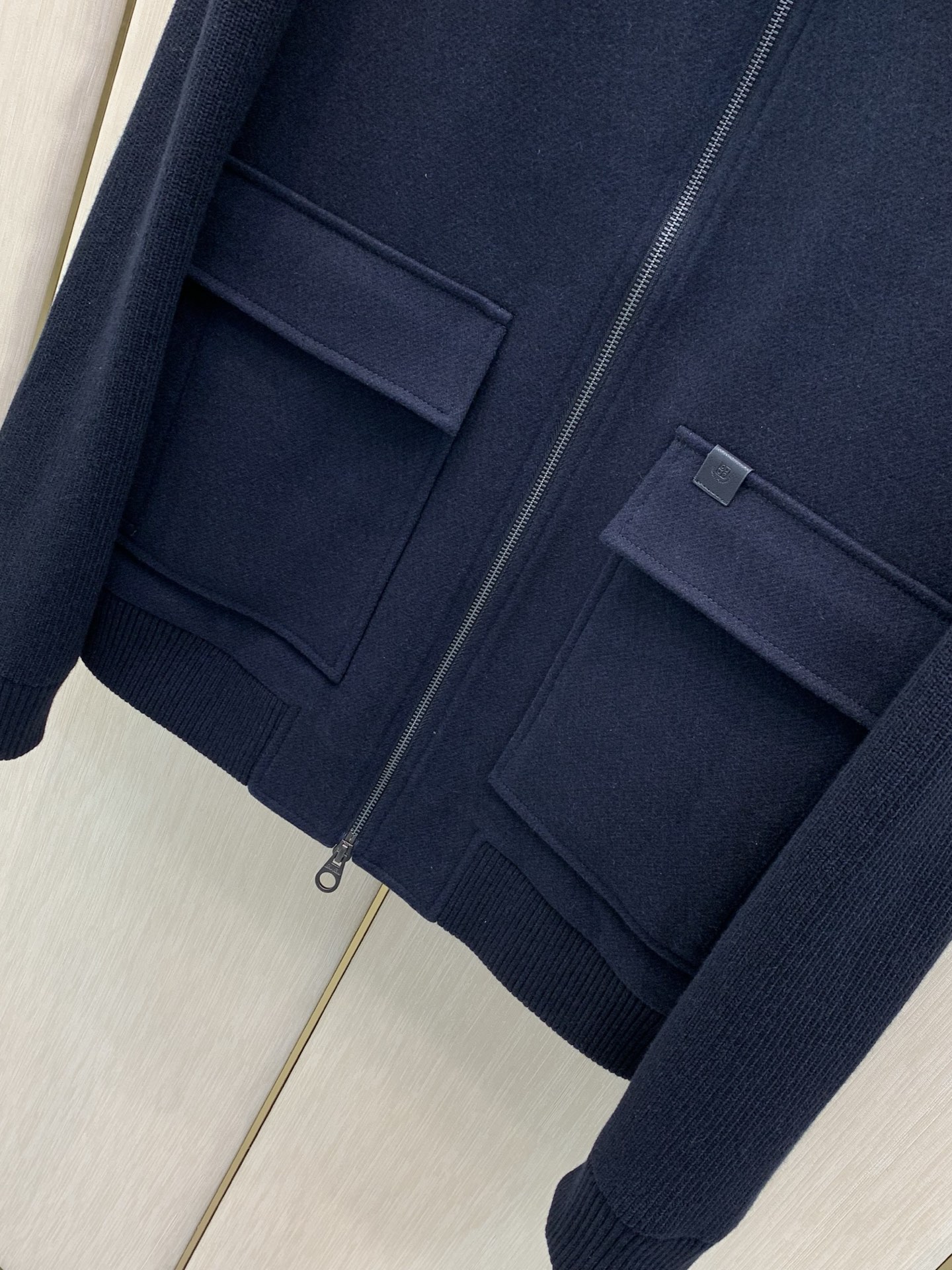 ,Loro Piana 羊毛混纺立领夹克拉链外套 材质 44%聚酯纤维 7.8%羊毛 15.3棉 ,Loro Piana 羊毛混纺立领夹克拉链外套 材质 44%聚酯纤维 7.8%羊毛 15.3棉