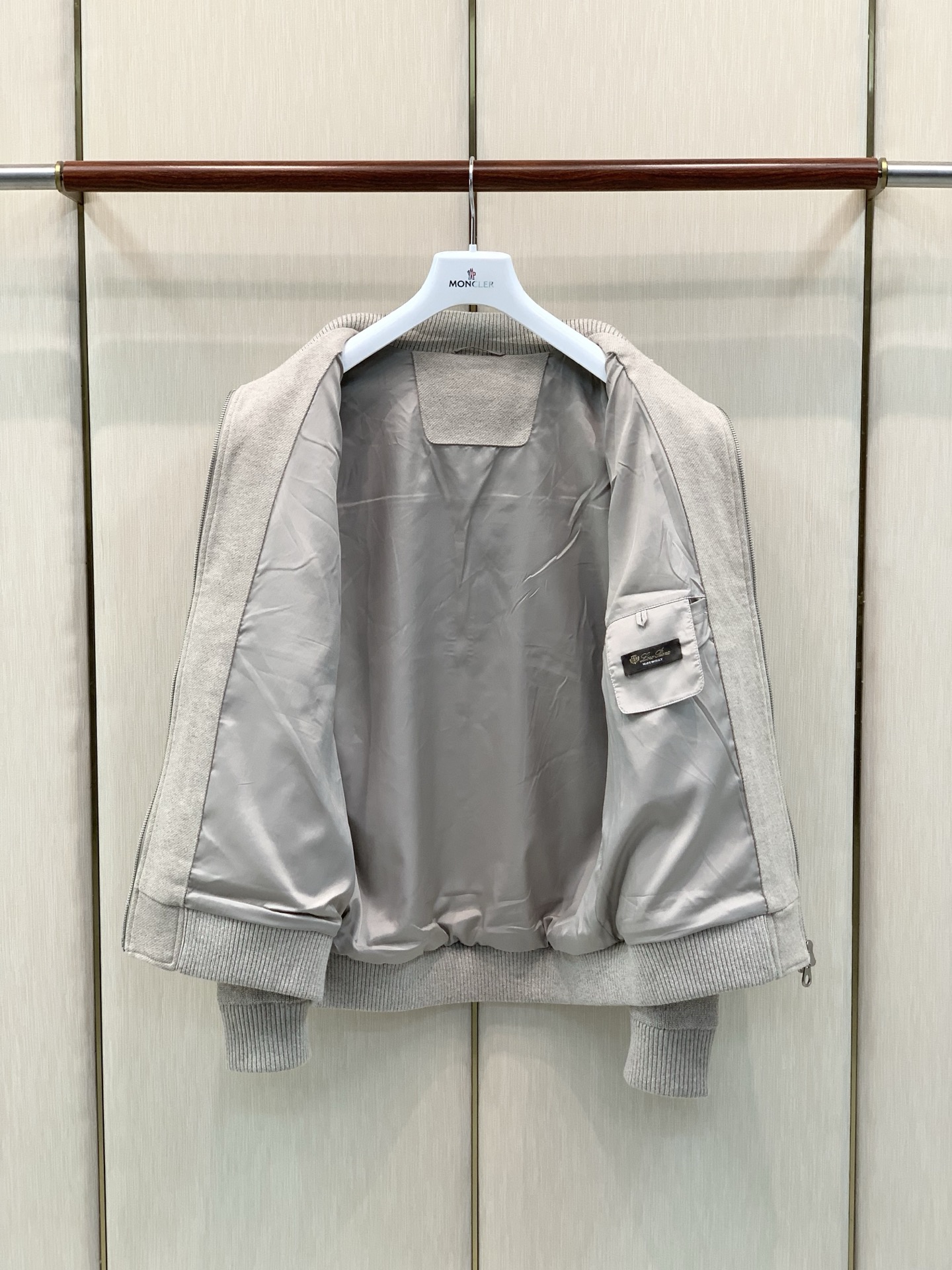 ,Loro Piana 羊毛混纺立领夹克拉链外套 材质 44%聚酯纤维 7.8%羊毛 15.3棉 ,Loro Piana 羊毛混纺立领夹克拉链外套 材质 44%聚酯纤维 7.8%羊毛 15.3棉