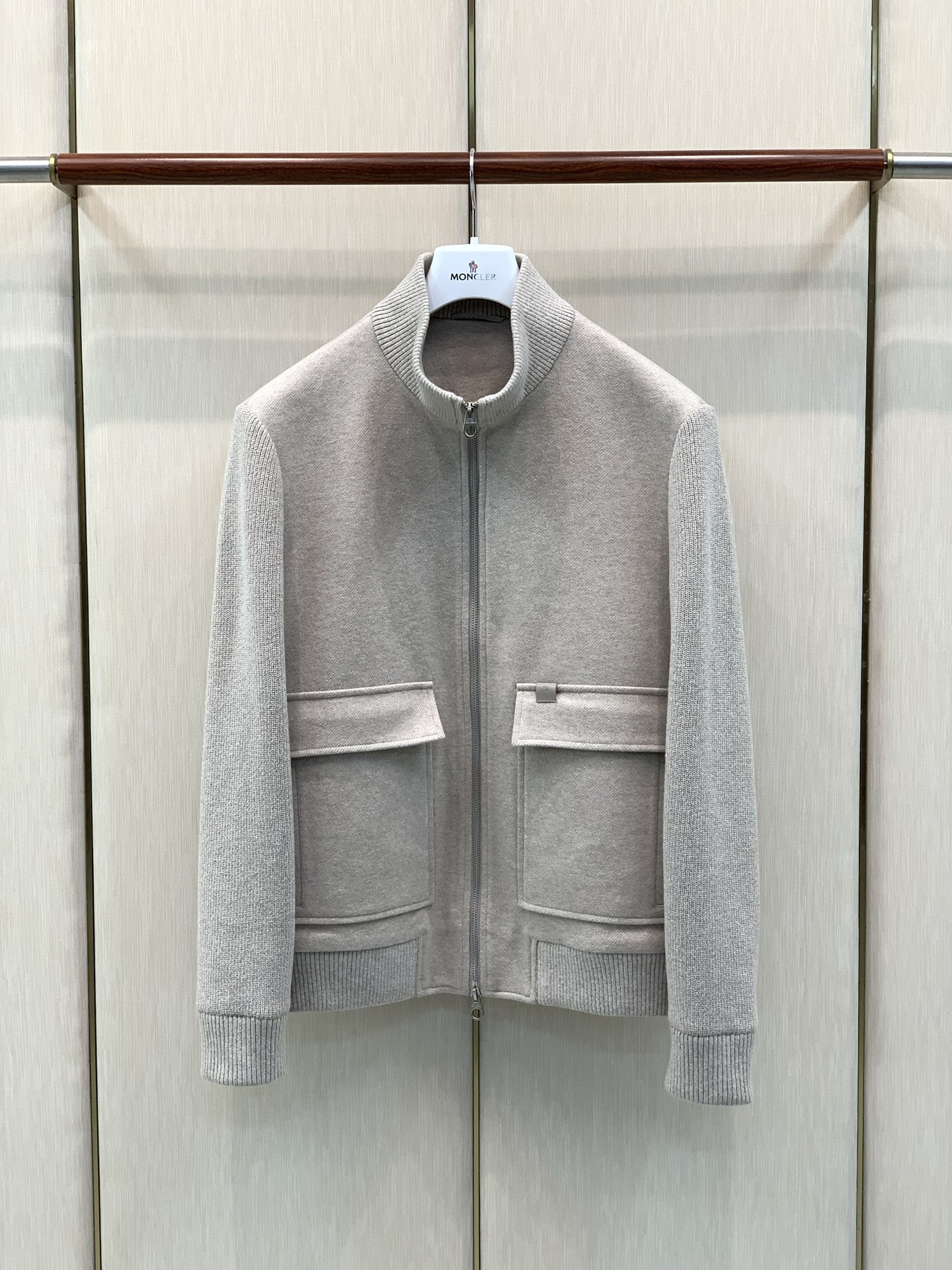 ，Loro Piana 羊毛混纺立领夹克拉链外套  材质 44%聚酯纤维     7.8%羊毛      15.3棉  