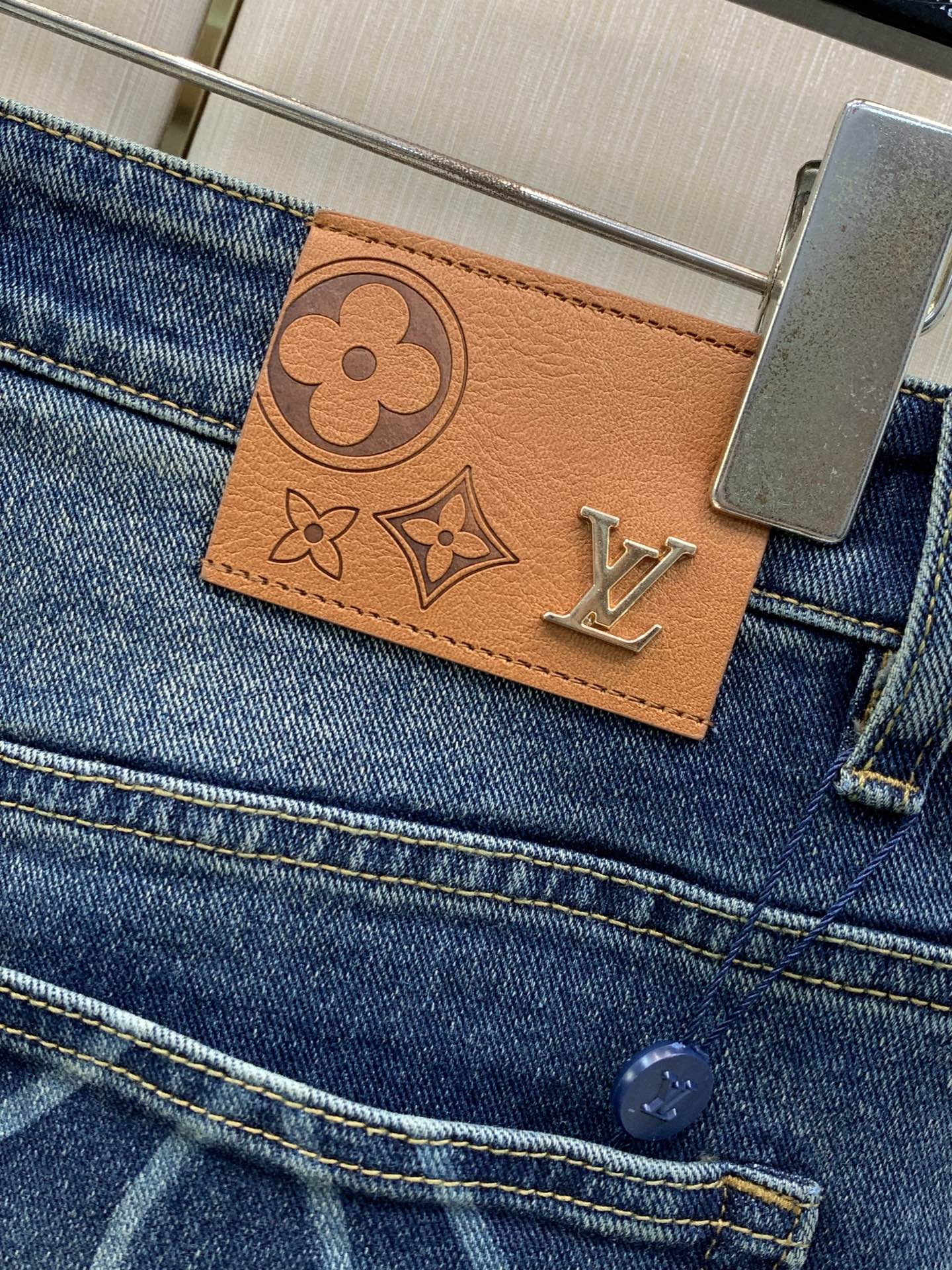 ，LouisVuitton 路易威登，2026春秋最新款，专柜同步有售，原单狠货，时尚休闲水洗牛仔裤，上身很有特点！吸睛