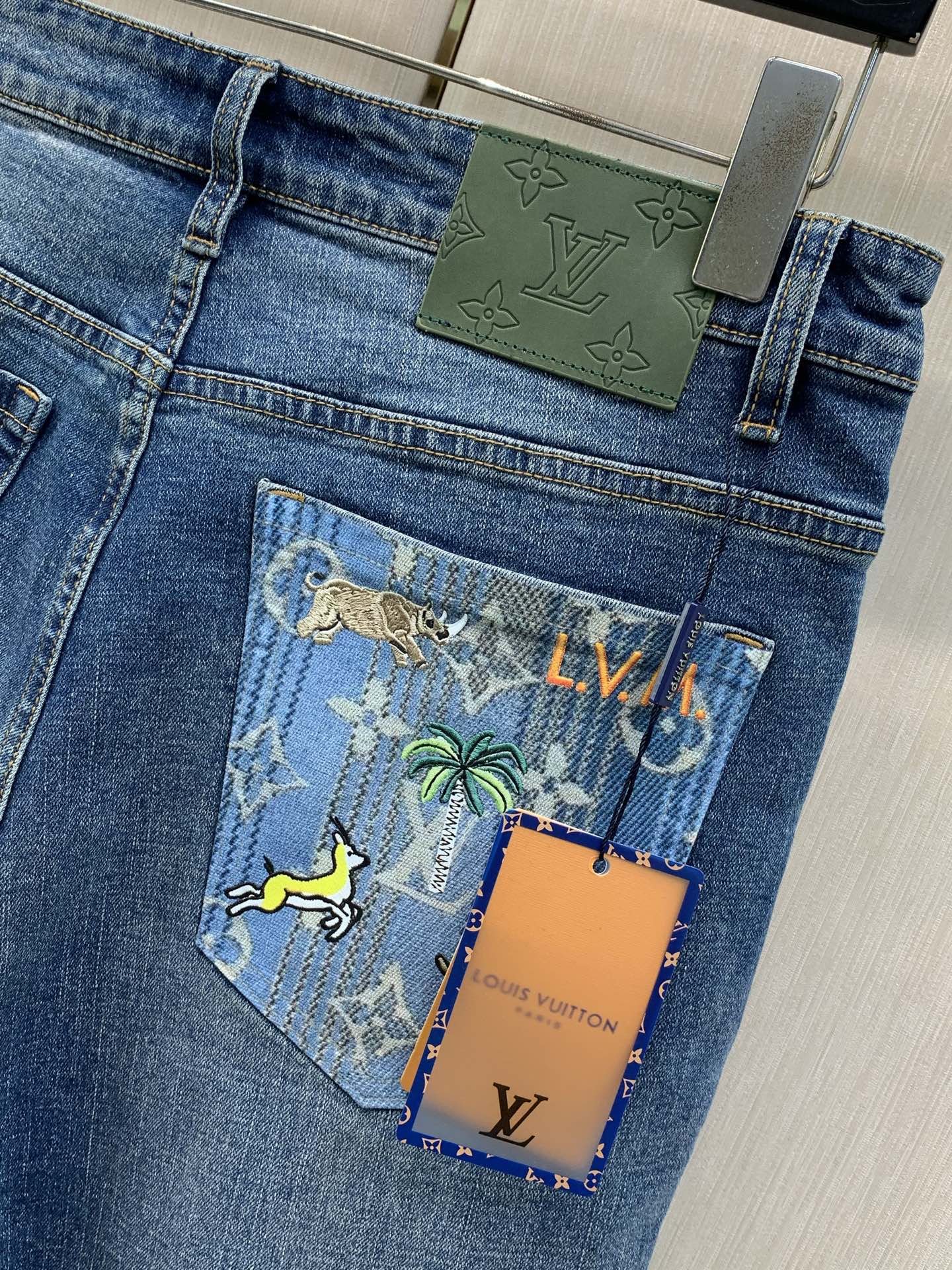 ，LouisVuitton 路易威登，2026春秋最新款，专柜同步有售，原单狠货，时尚休闲水洗牛仔裤，上身很有特点！吸睛