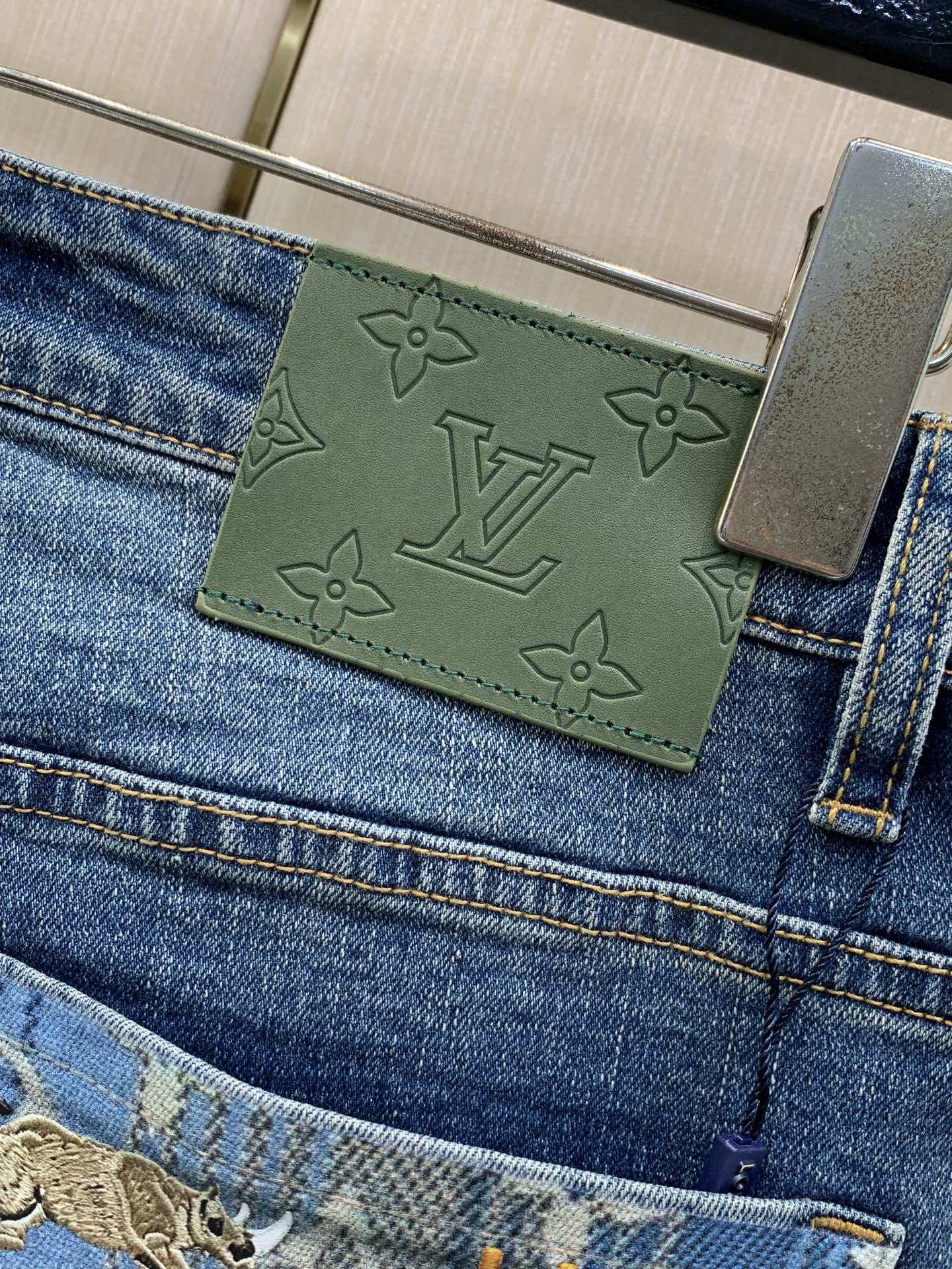 ，LouisVuitton 路易威登，2026春秋最新款，专柜同步有售，原单狠货，时尚休闲水洗牛仔裤，上身很有特点！吸睛