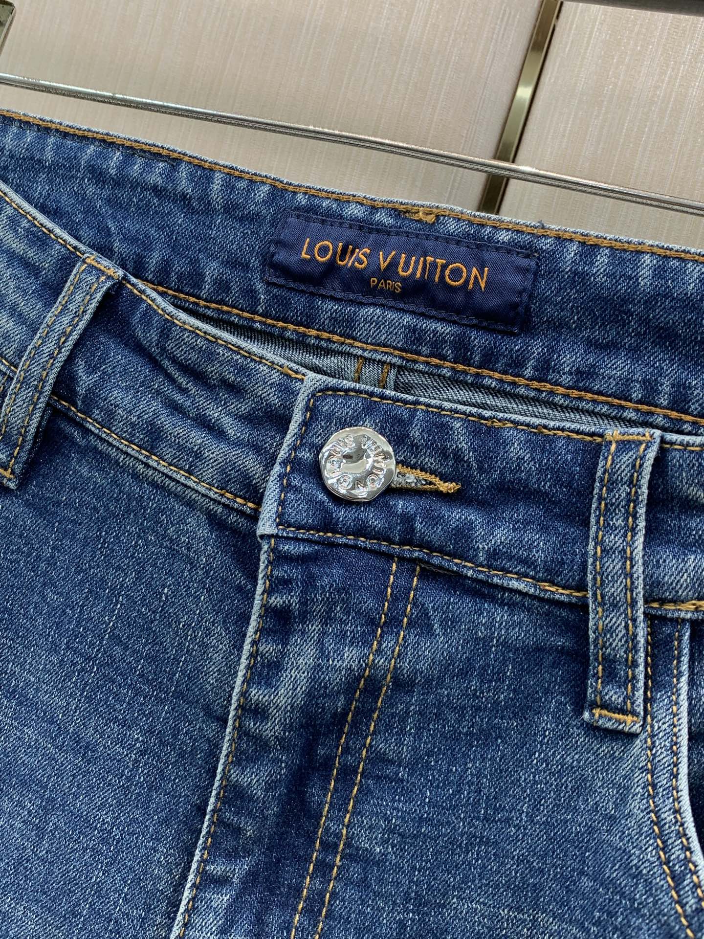 ，LouisVuitton 路易威登，2026春秋最新款，专柜同步有售，原单狠货，时尚休闲水洗牛仔裤，上身很有特点！吸睛
