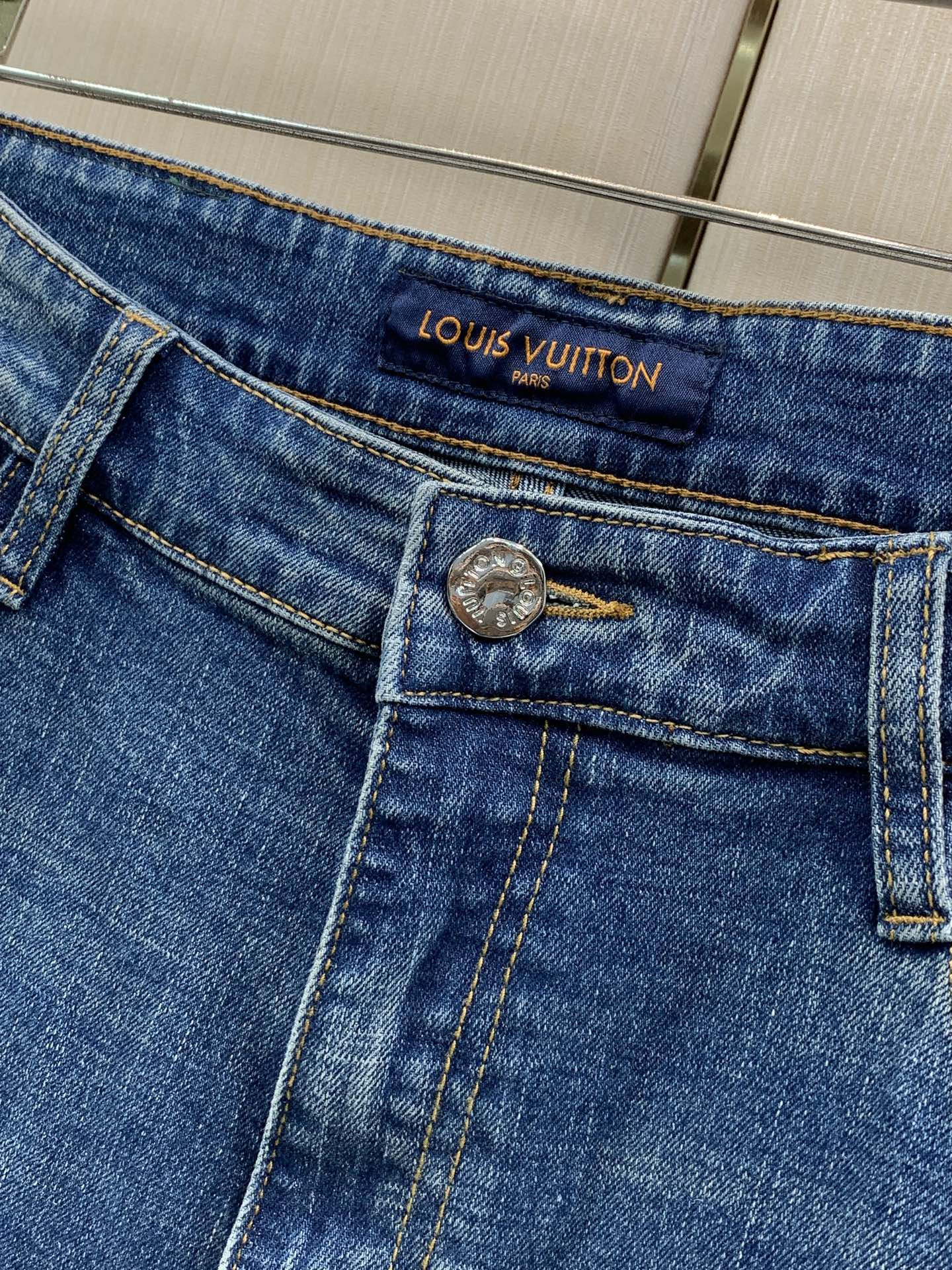 ，LouisVuitton 路易威登，2026春秋最新款，专柜同步有售，原单狠货，时尚休闲水洗牛仔裤，上身很有特点！吸睛
