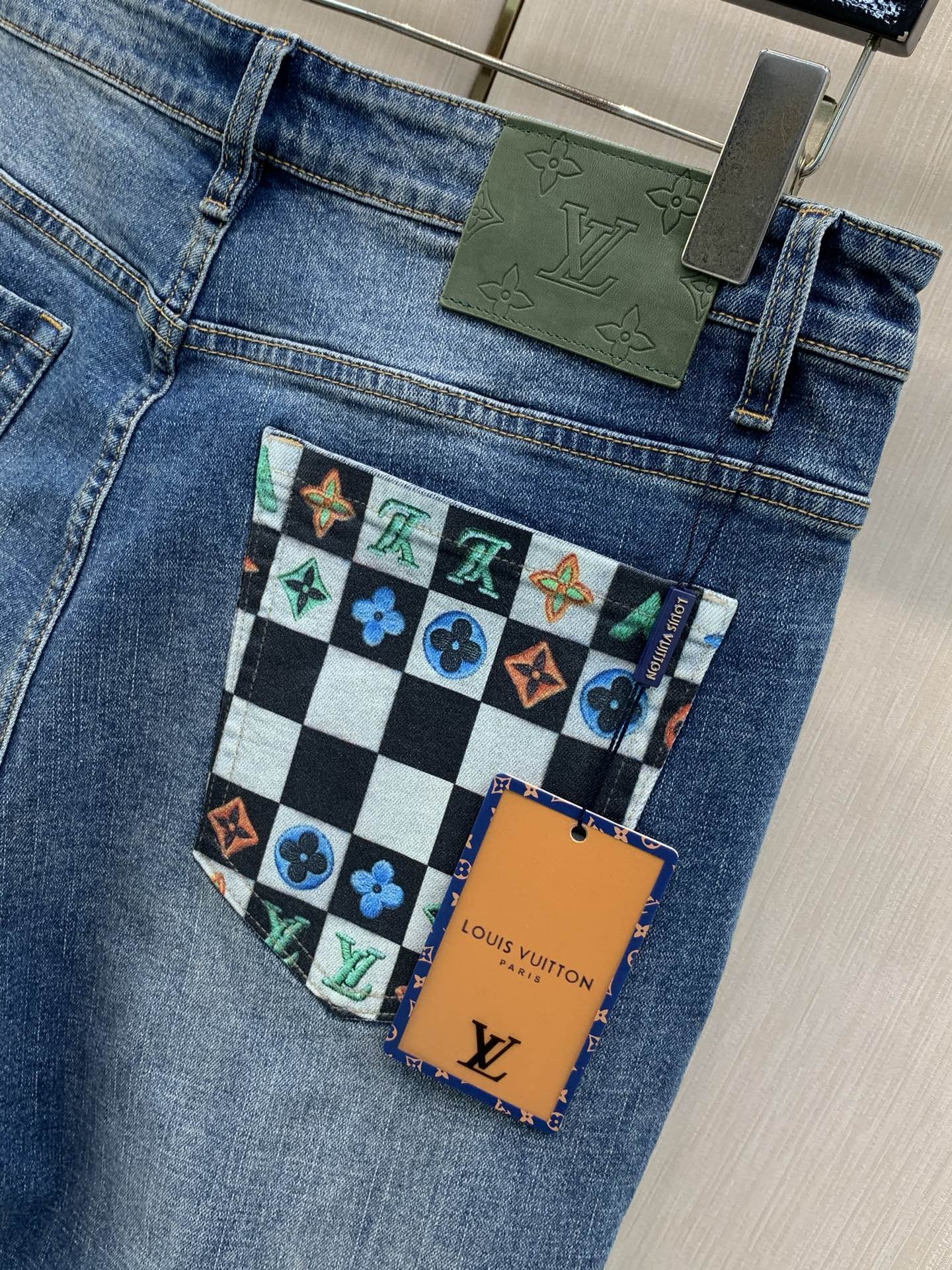 ，LouisVuitton 路易威登，2026春秋最新款，专柜同步有售，原单狠货，时尚休闲水洗牛仔裤，上身很有特点！吸睛