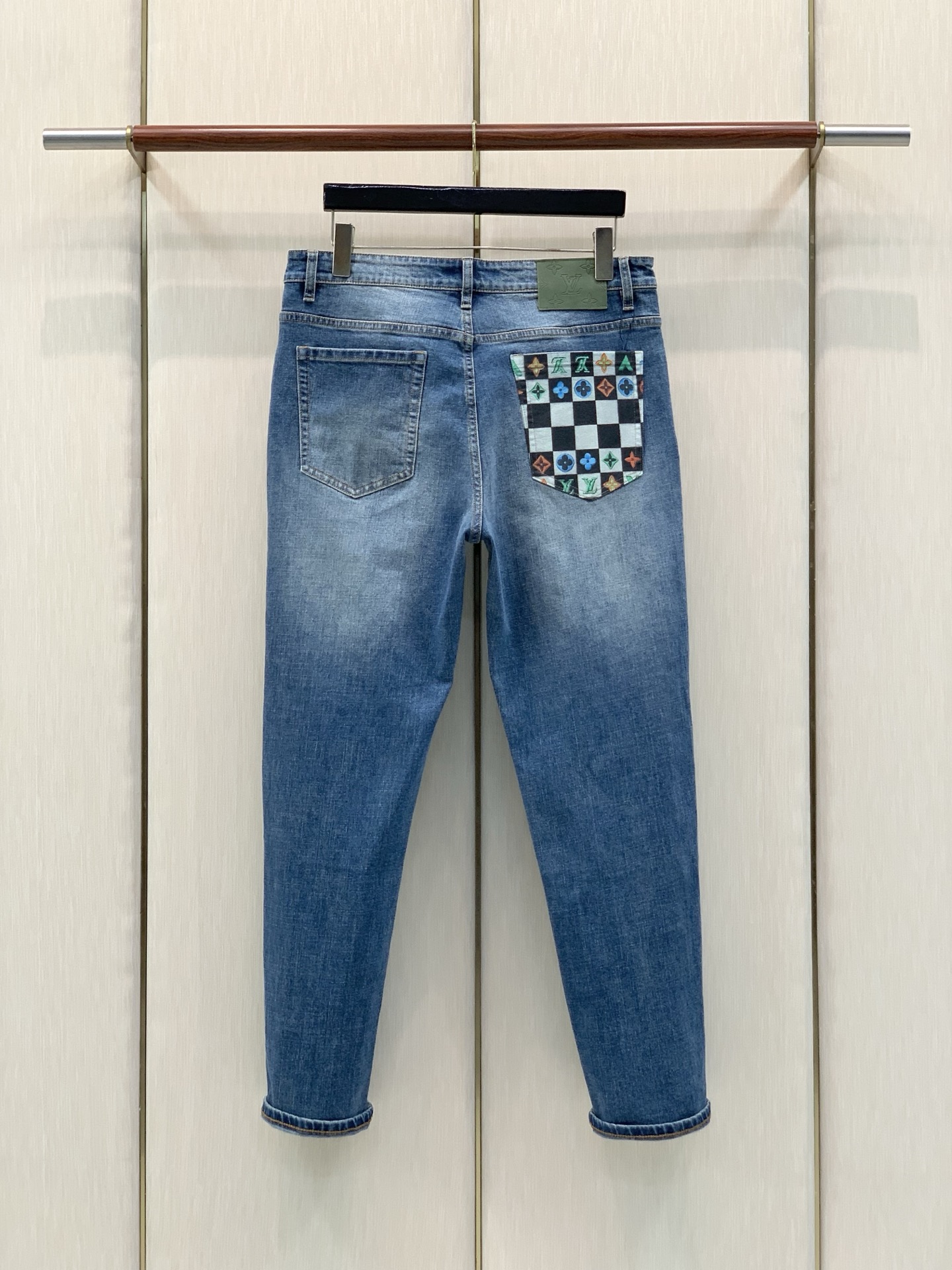 ，LouisVuitton 路易威登，2026春秋最新款，专柜同步有售，原单狠货，时尚休闲水洗牛仔裤，上身很有特点！吸睛