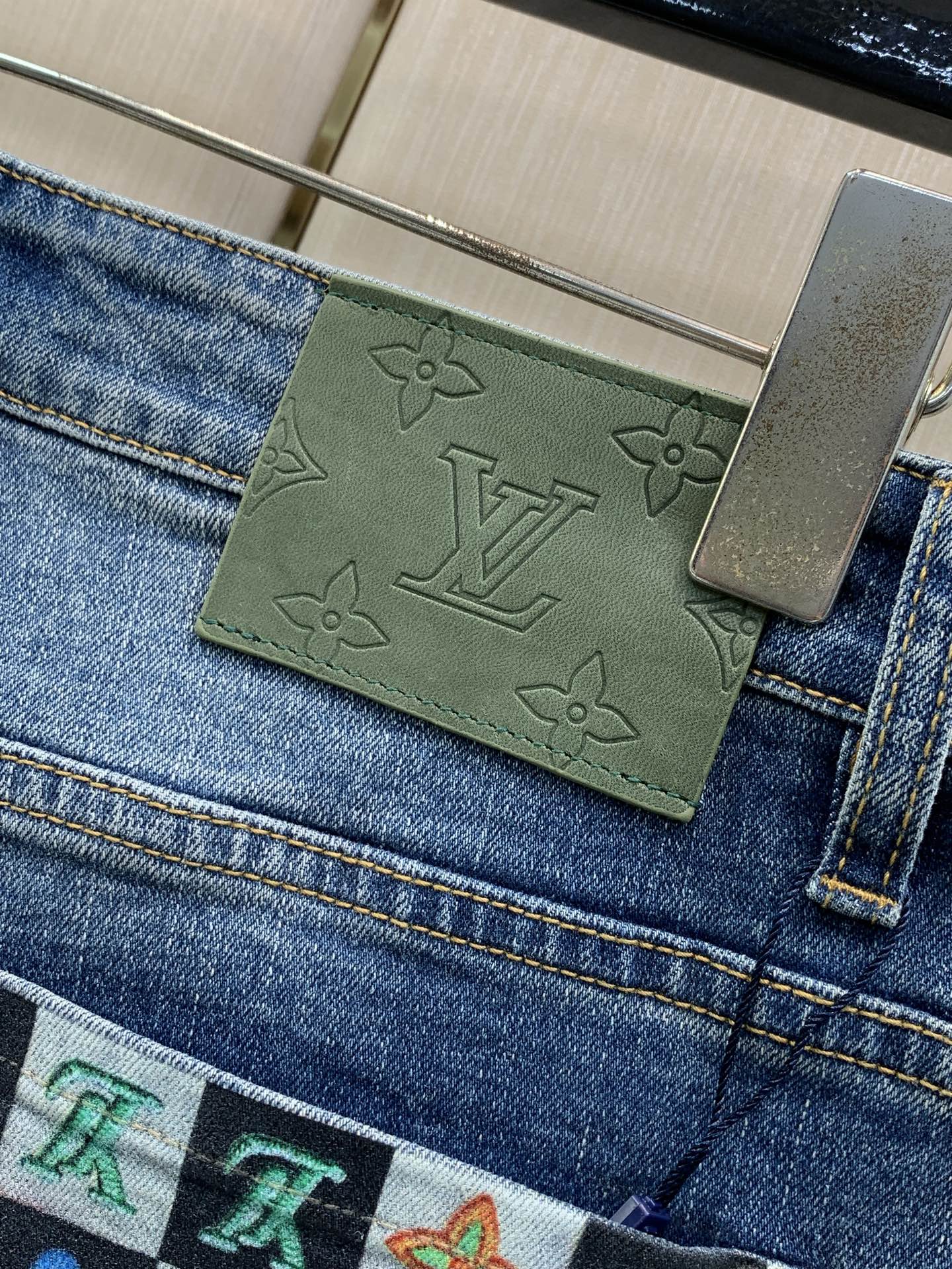 ，LouisVuitton 路易威登，2026春秋最新款，专柜同步有售，原单狠货，时尚休闲水洗牛仔裤，上身很有特点！吸睛