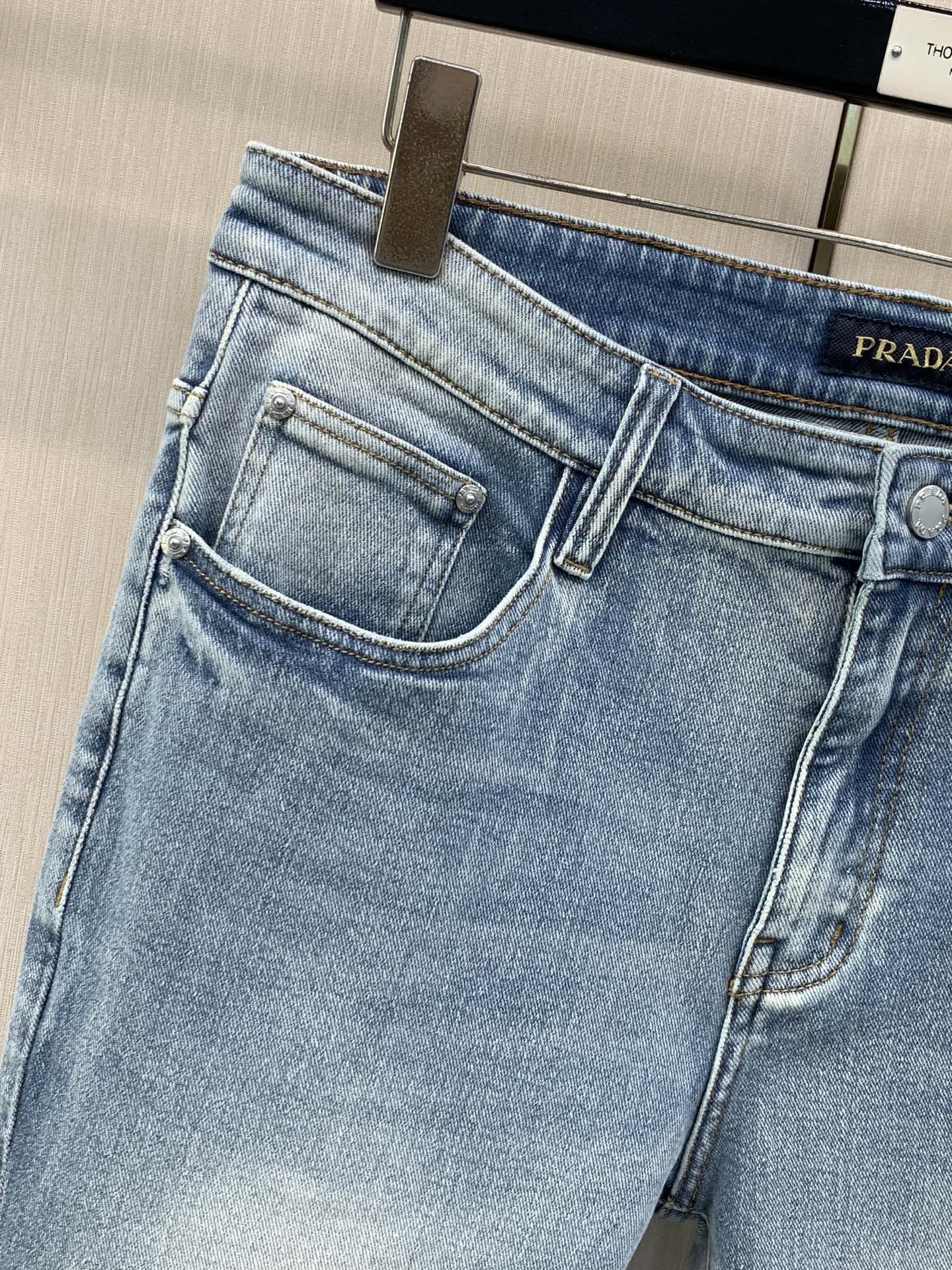 ，PRADA 普拉达，2026春秋最新品，专柜同步有售，原单狠货，时尚休闲水洗牛仔裤，进口原版水洗弹力面料，舒适有弹性，