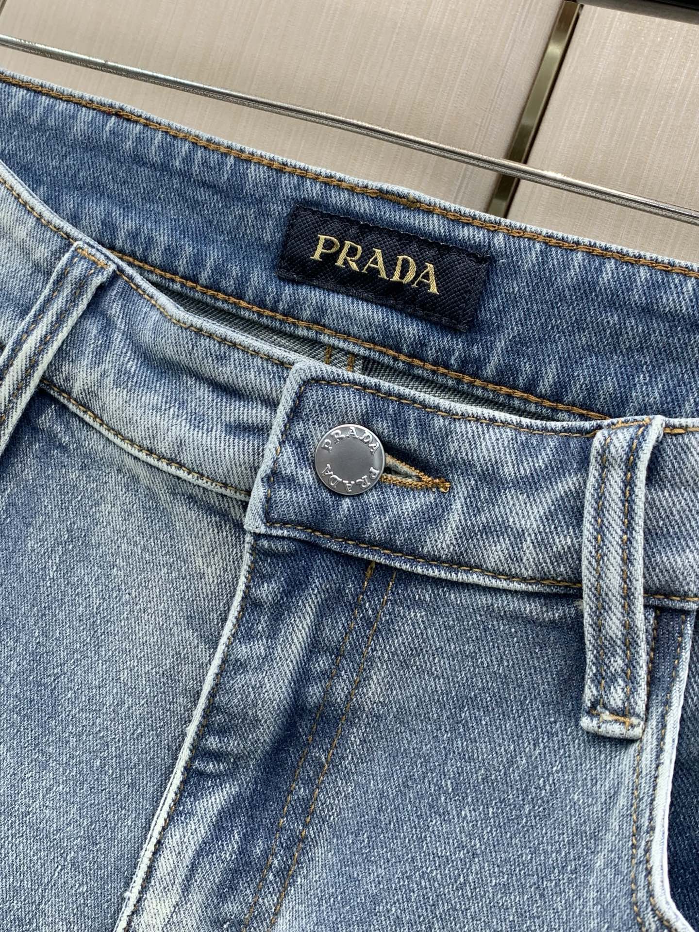 ，PRADA 普拉达，2026春秋最新品，专柜同步有售，原单狠货，时尚休闲水洗牛仔裤，进口原版水洗弹力面料，舒适有弹性，