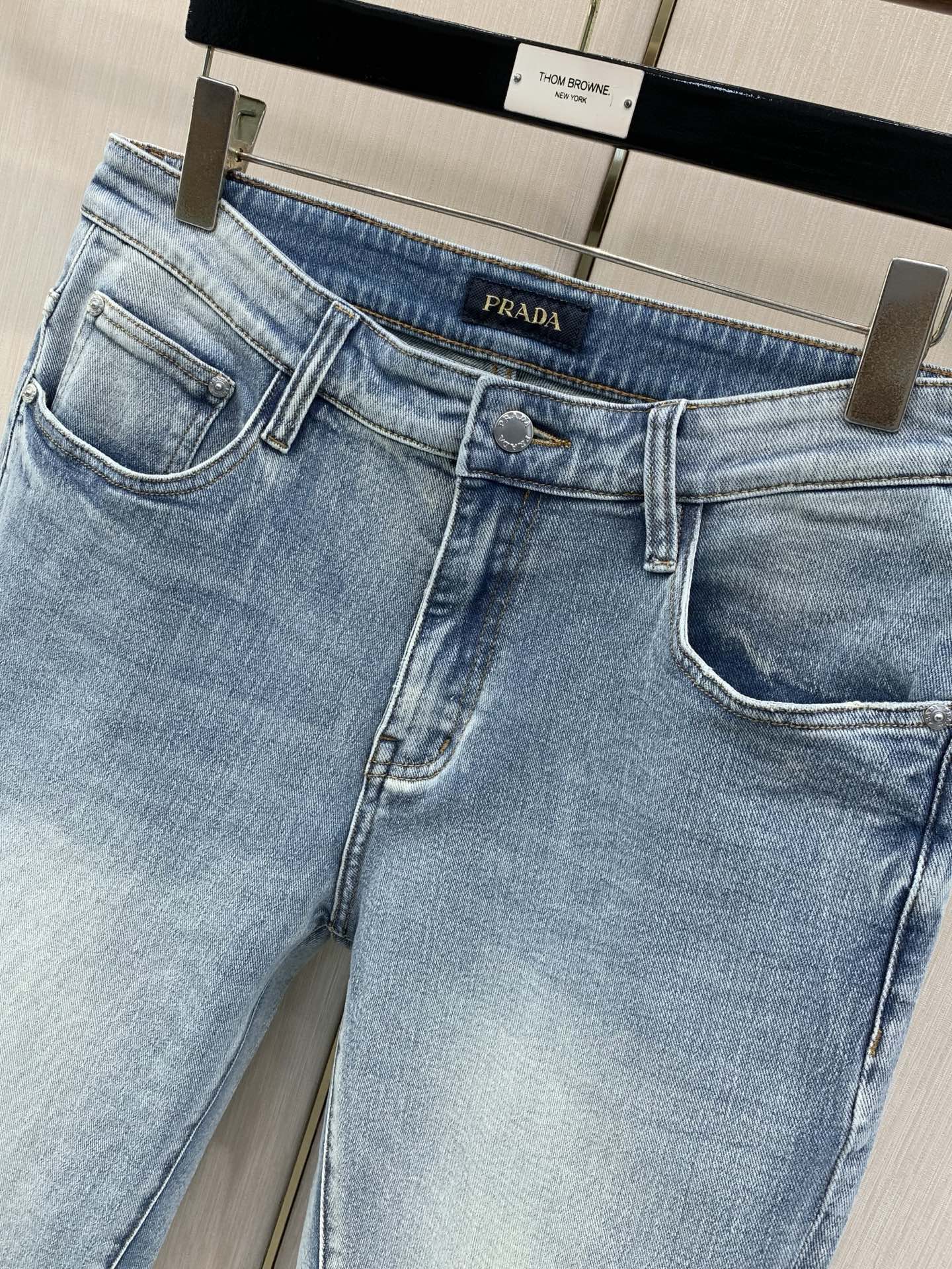 ，PRADA 普拉达，2026春秋最新品，专柜同步有售，原单狠货，时尚休闲水洗牛仔裤，进口原版水洗弹力面料，舒适有弹性，