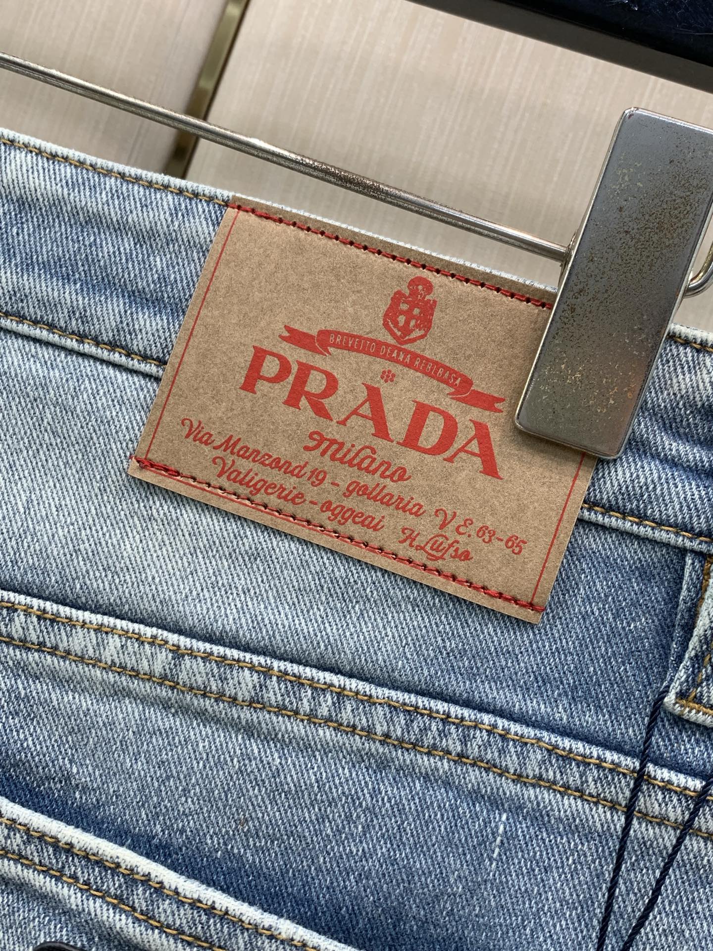 ，PRADA 普拉达，2026春秋最新品，专柜同步有售，原单狠货，时尚休闲水洗牛仔裤，进口原版水洗弹力面料，舒适有弹性，