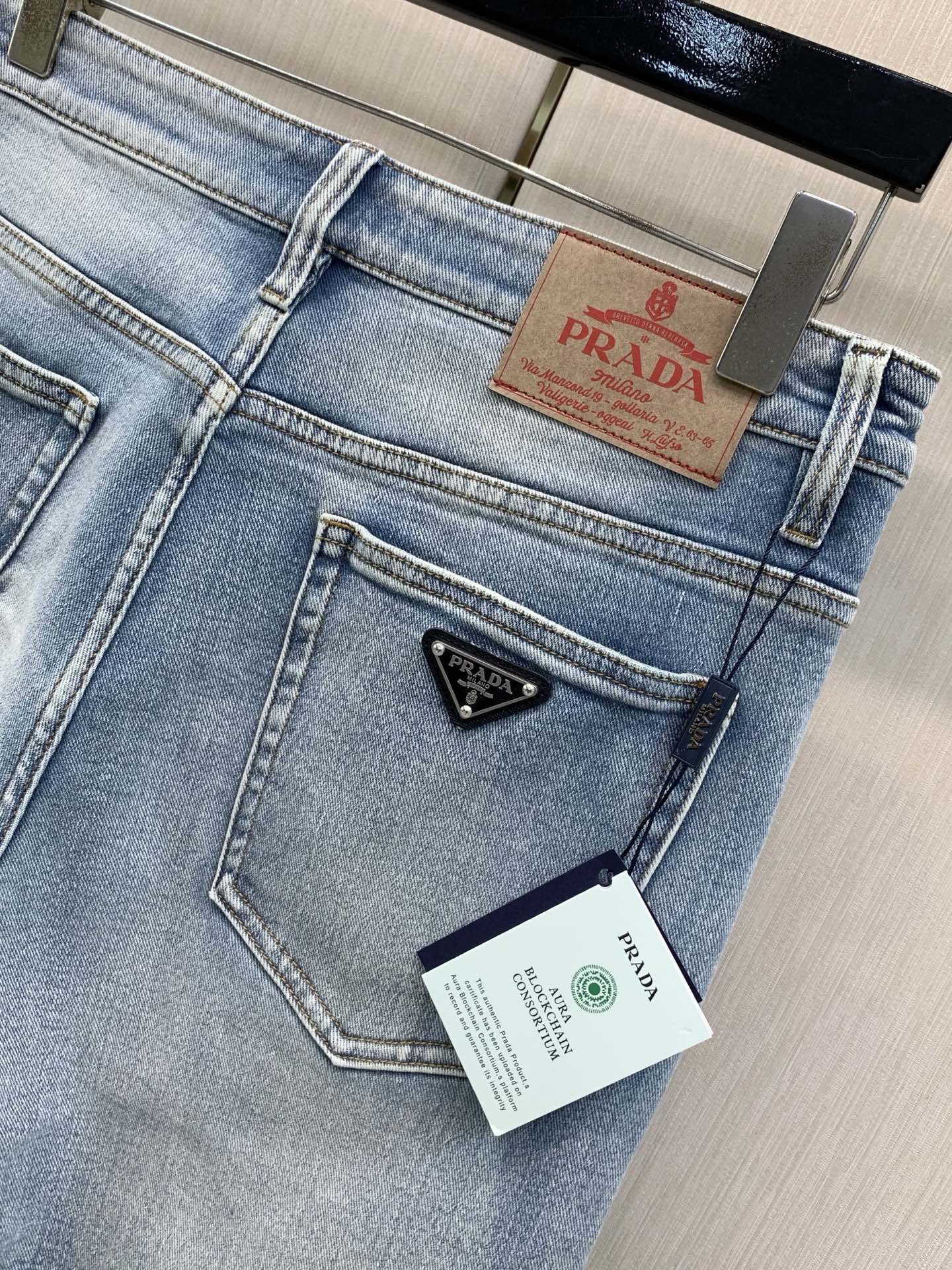 ，PRADA 普拉达，2026春秋最新品，专柜同步有售，原单狠货，时尚休闲水洗牛仔裤，进口原版水洗弹力面料，舒适有弹性，