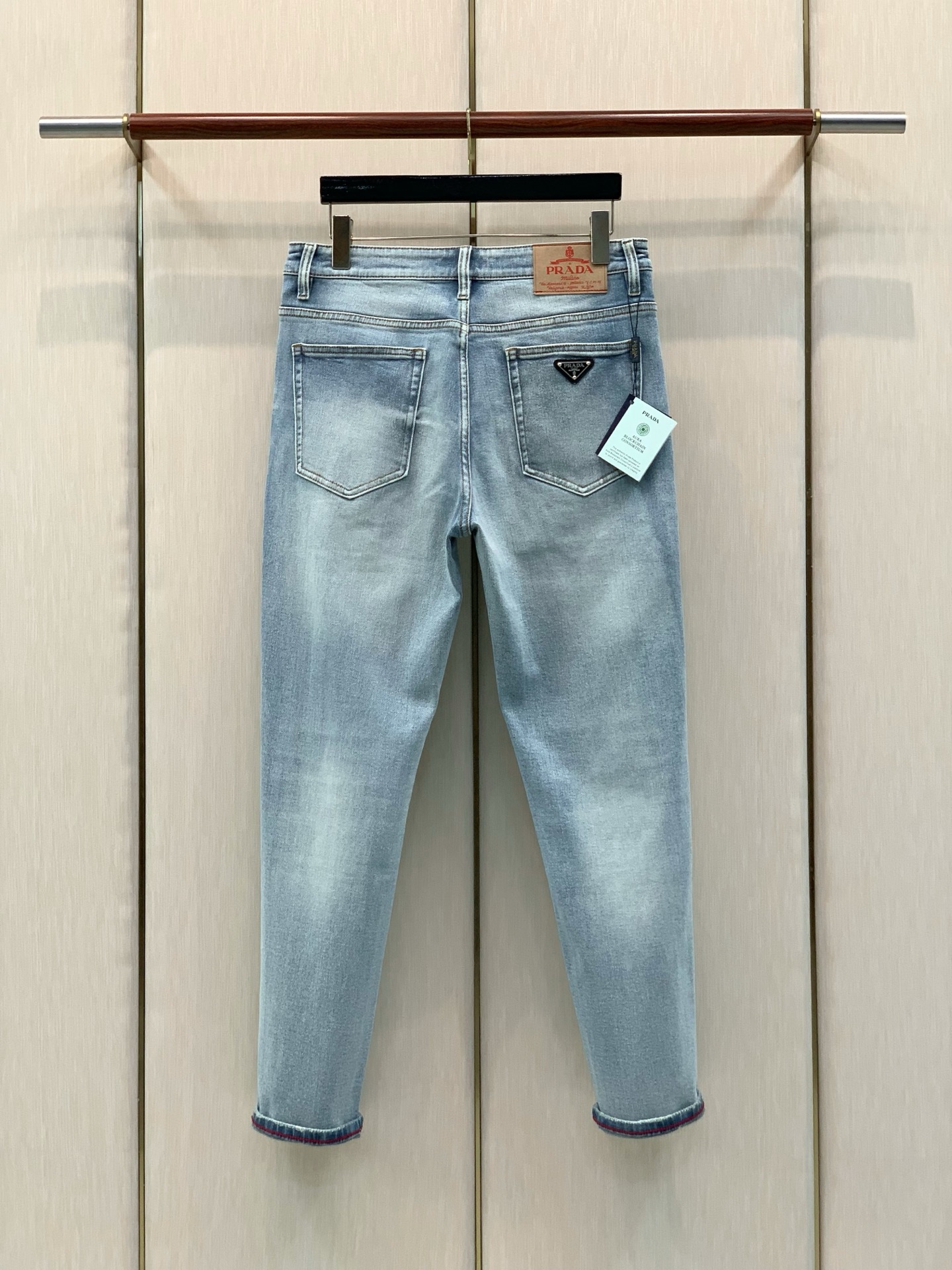 ，PRADA 普拉达，2026春秋最新品，专柜同步有售，原单狠货，时尚休闲水洗牛仔裤，进口原版水洗弹力面料，舒适有弹性，