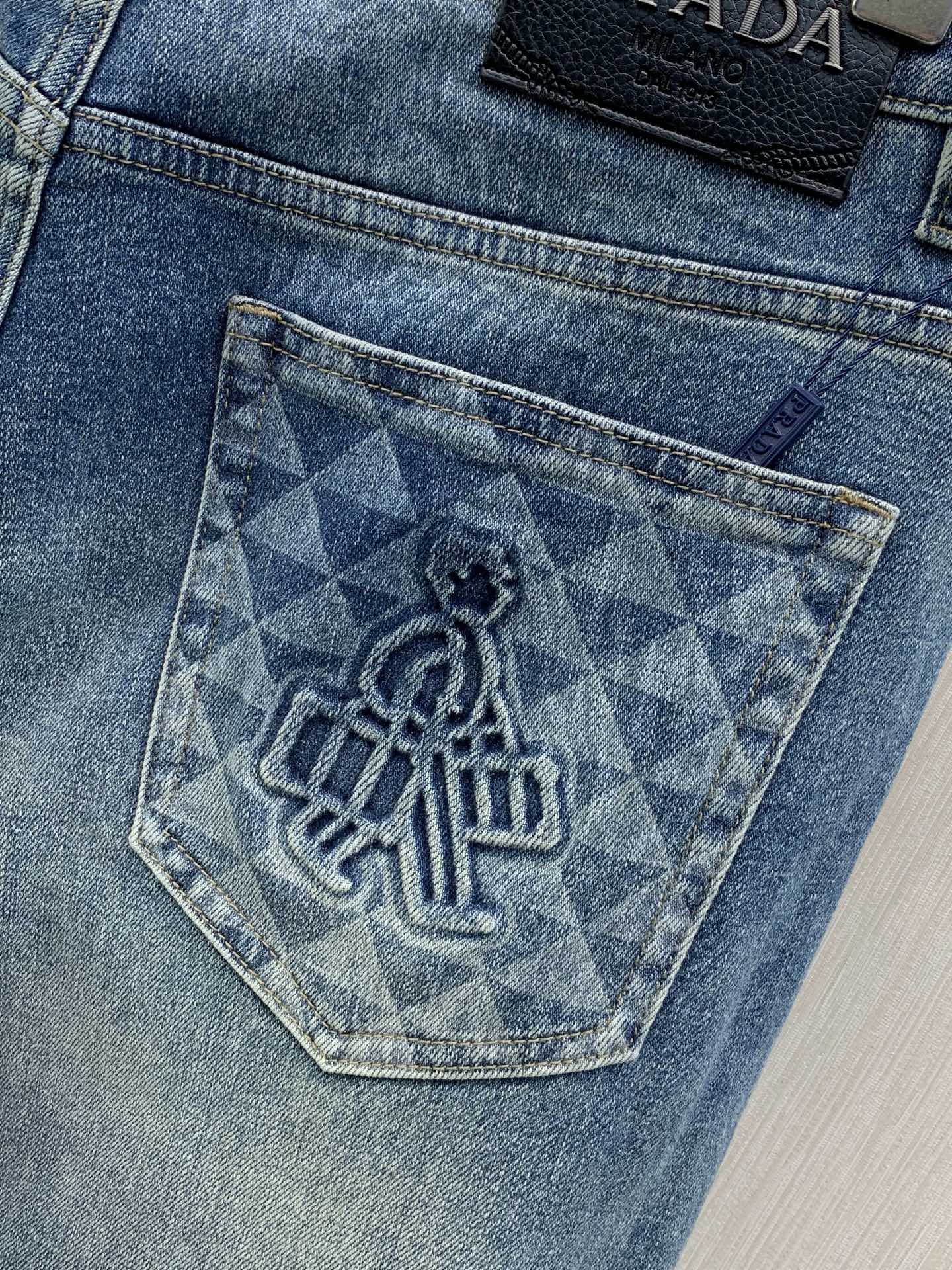 ，PRADA 普拉达，2026春秋最新品，专柜同步有售，原单狠货，时尚休闲水洗牛仔裤，进口原版水洗弹力面料，舒适有弹性，