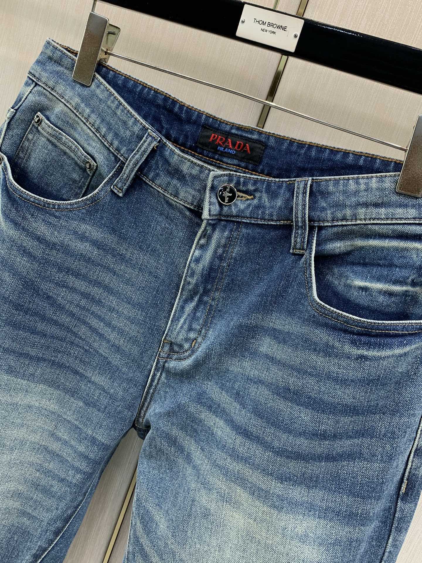 ，PRADA 普拉达，2026春秋最新品，专柜同步有售，原单狠货，时尚休闲水洗牛仔裤，进口原版水洗弹力面料，舒适有弹性，