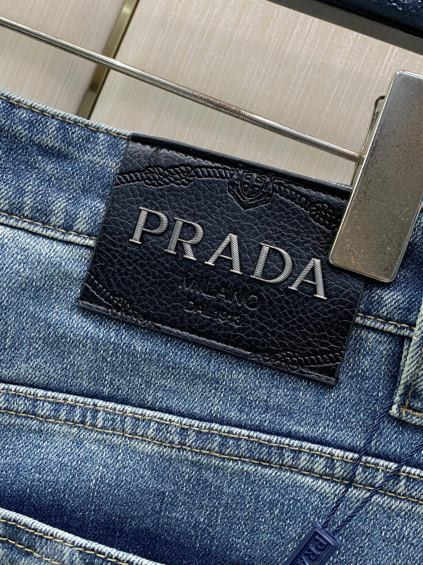，PRADA 普拉达，2026春秋最新品，专柜同步有售，原单狠货，时尚休闲水洗牛仔裤，进口原版水洗弹力面料，舒适有弹性，