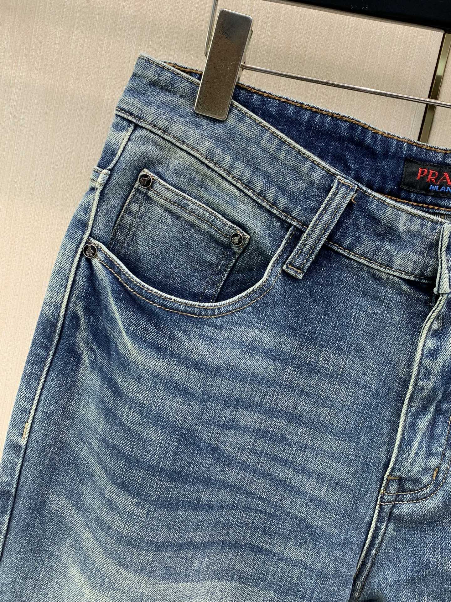 ，PRADA 普拉达，2026春秋最新品，专柜同步有售，原单狠货，时尚休闲水洗牛仔裤，进口原版水洗弹力面料，舒适有弹性，