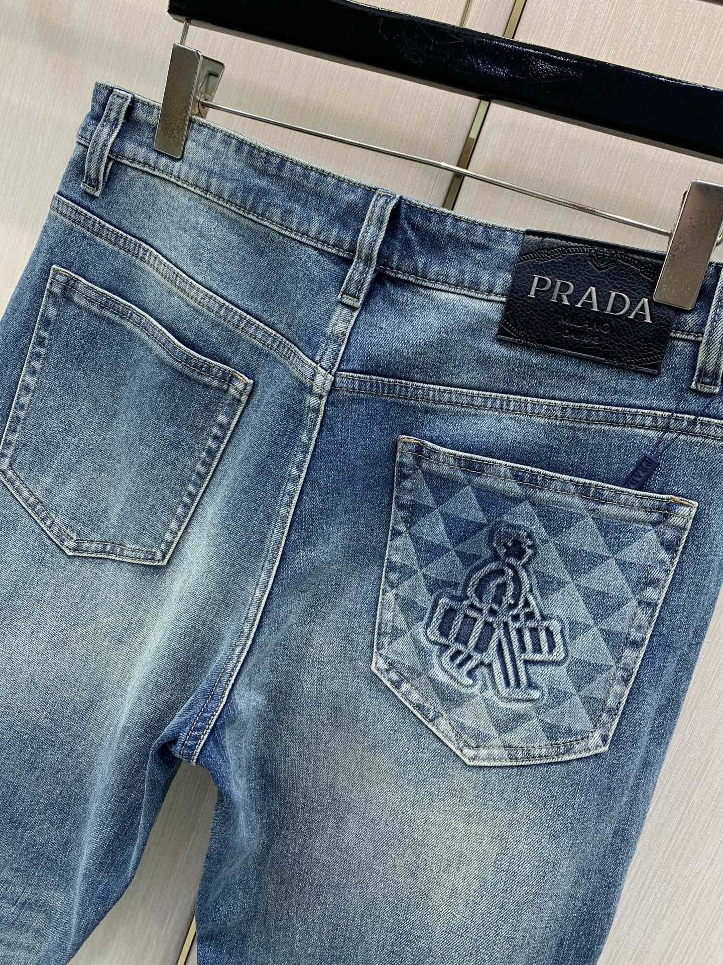 ，PRADA 普拉达，2026春秋最新品，专柜同步有售，原单狠货，时尚休闲水洗牛仔裤，进口原版水洗弹力面料，舒适有弹性，