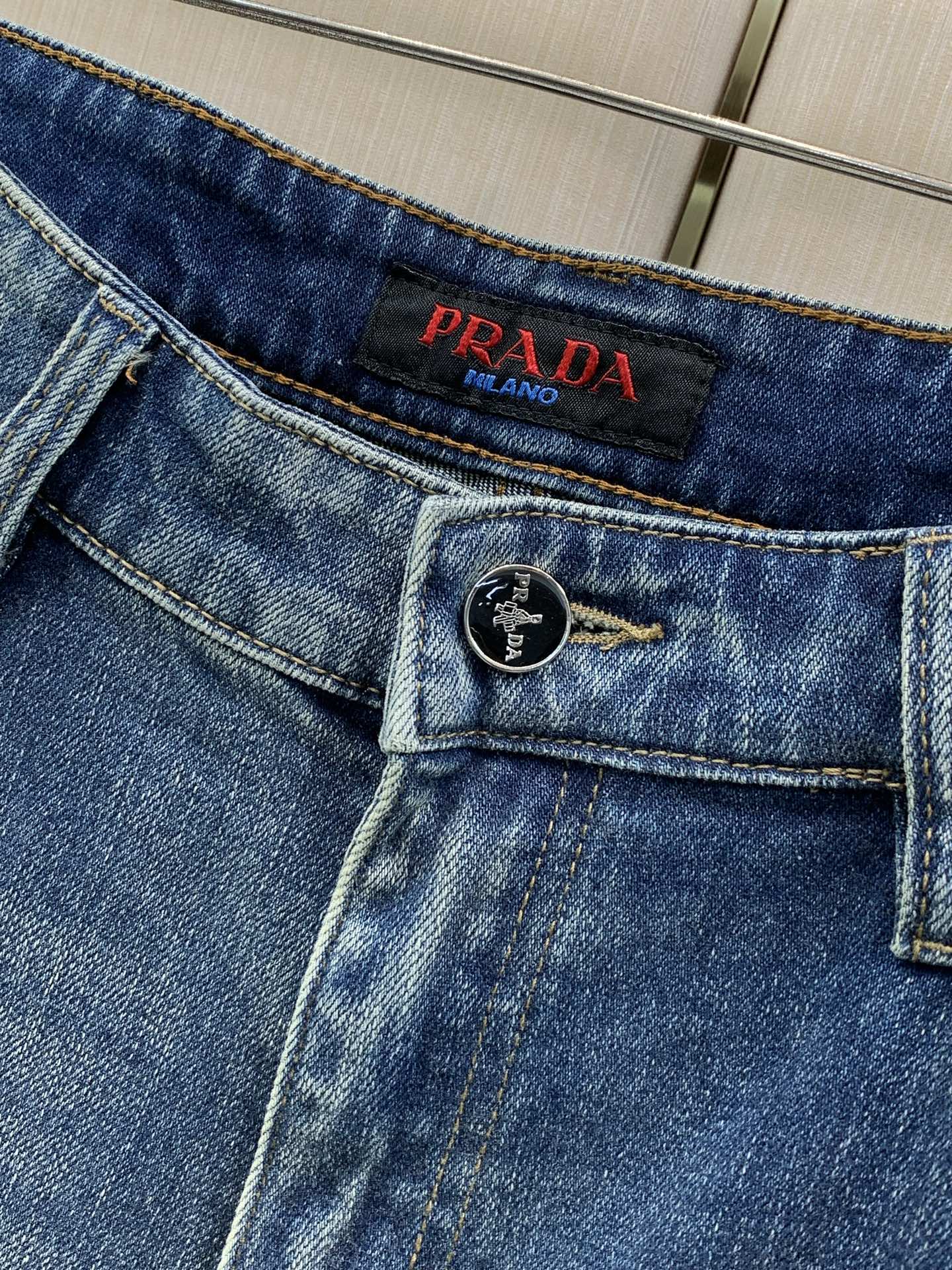 ，PRADA 普拉达，2026春秋最新品，专柜同步有售，原单狠货，时尚休闲水洗牛仔裤，进口原版水洗弹力面料，舒适有弹性，