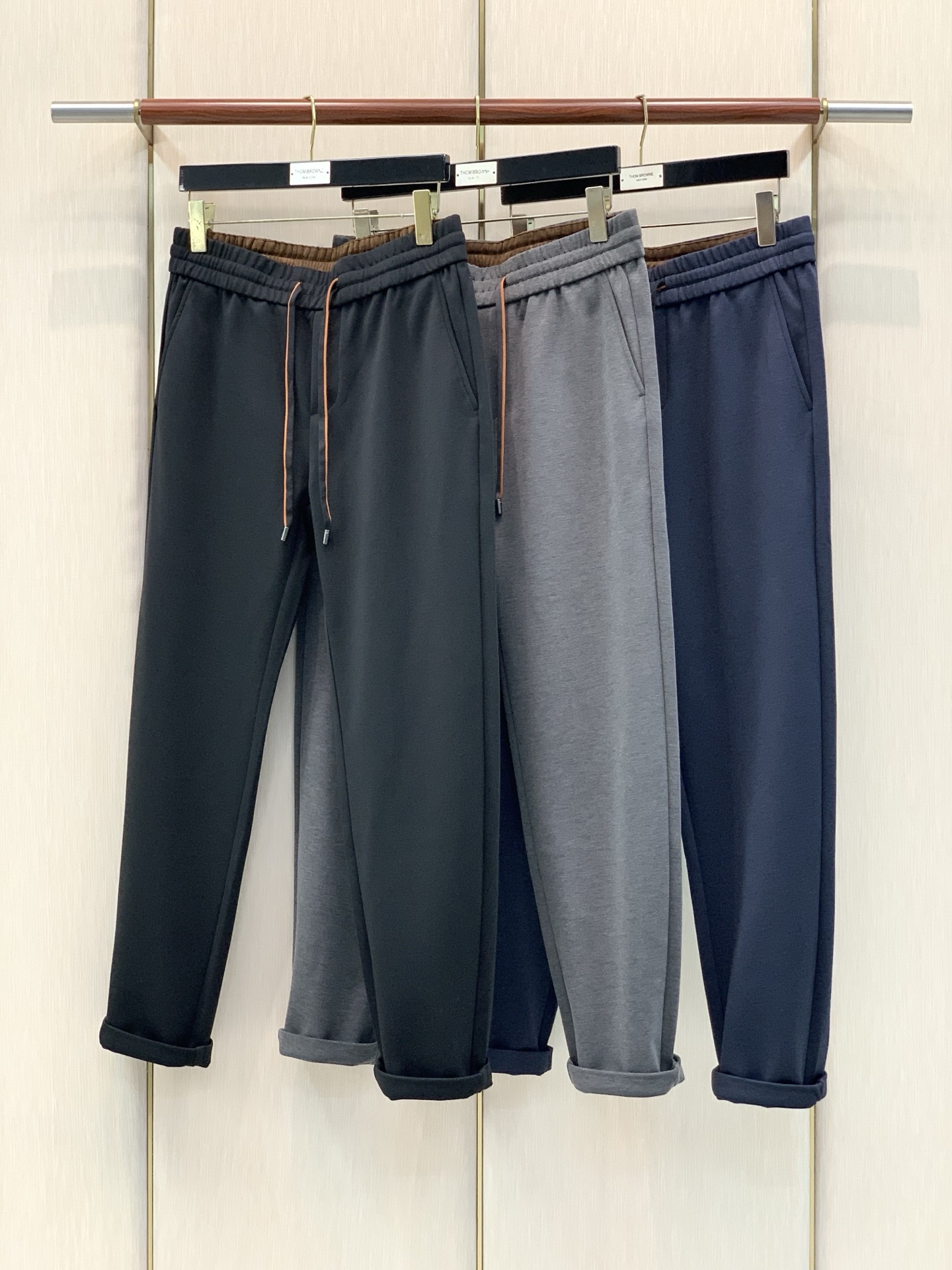 ，杰尼亚 Zegna，2026春秋最新品，专柜同步有售，原单狠货，时尚休闲裤，采用进口原版面料，舒适透气，顶级浮雕工艺字