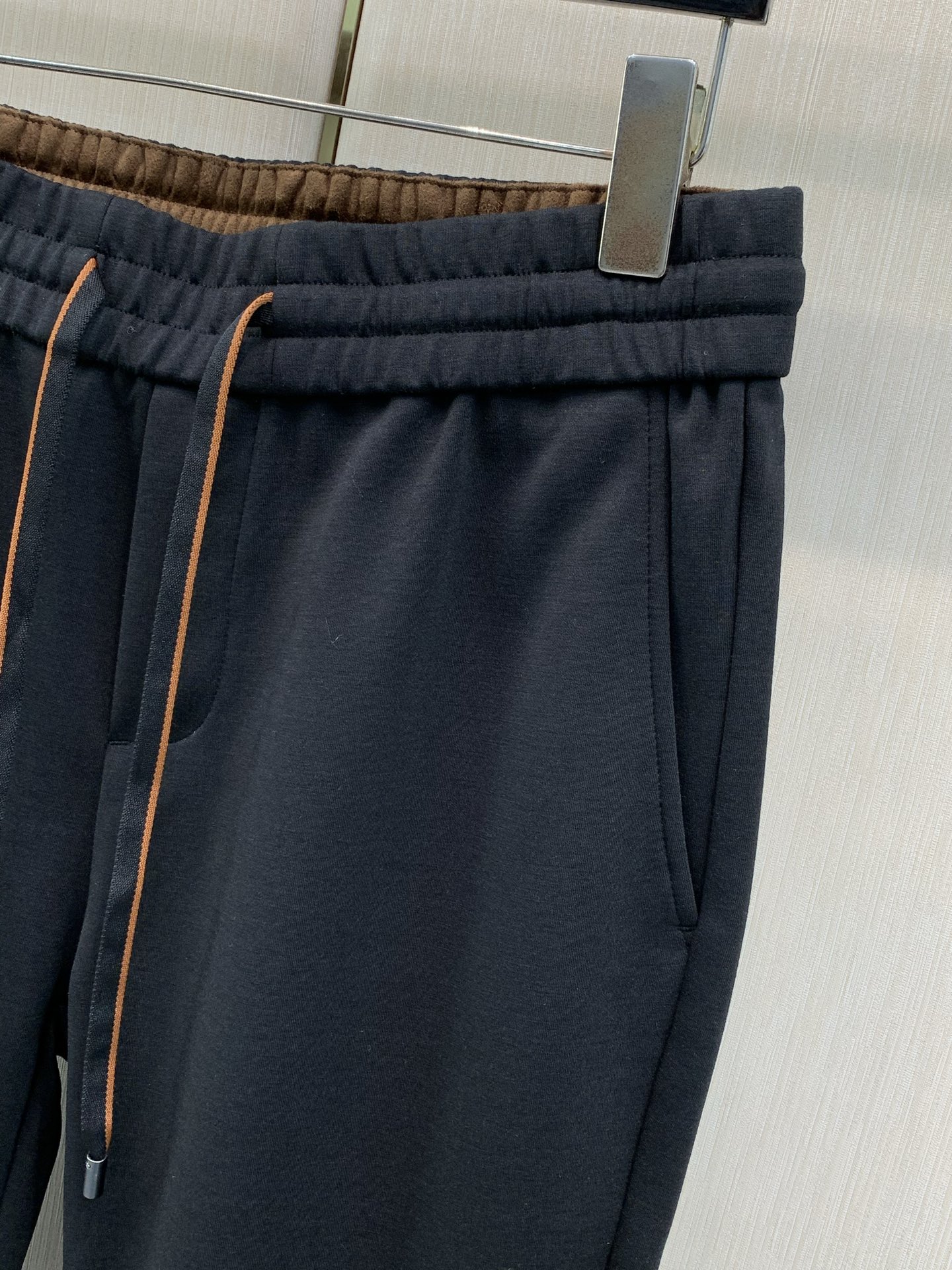 ，杰尼亚 Zegna，2026春秋最新品，专柜同步有售，原单狠货，时尚休闲裤，采用进口原版面料，舒适透气，顶级浮雕工艺字
