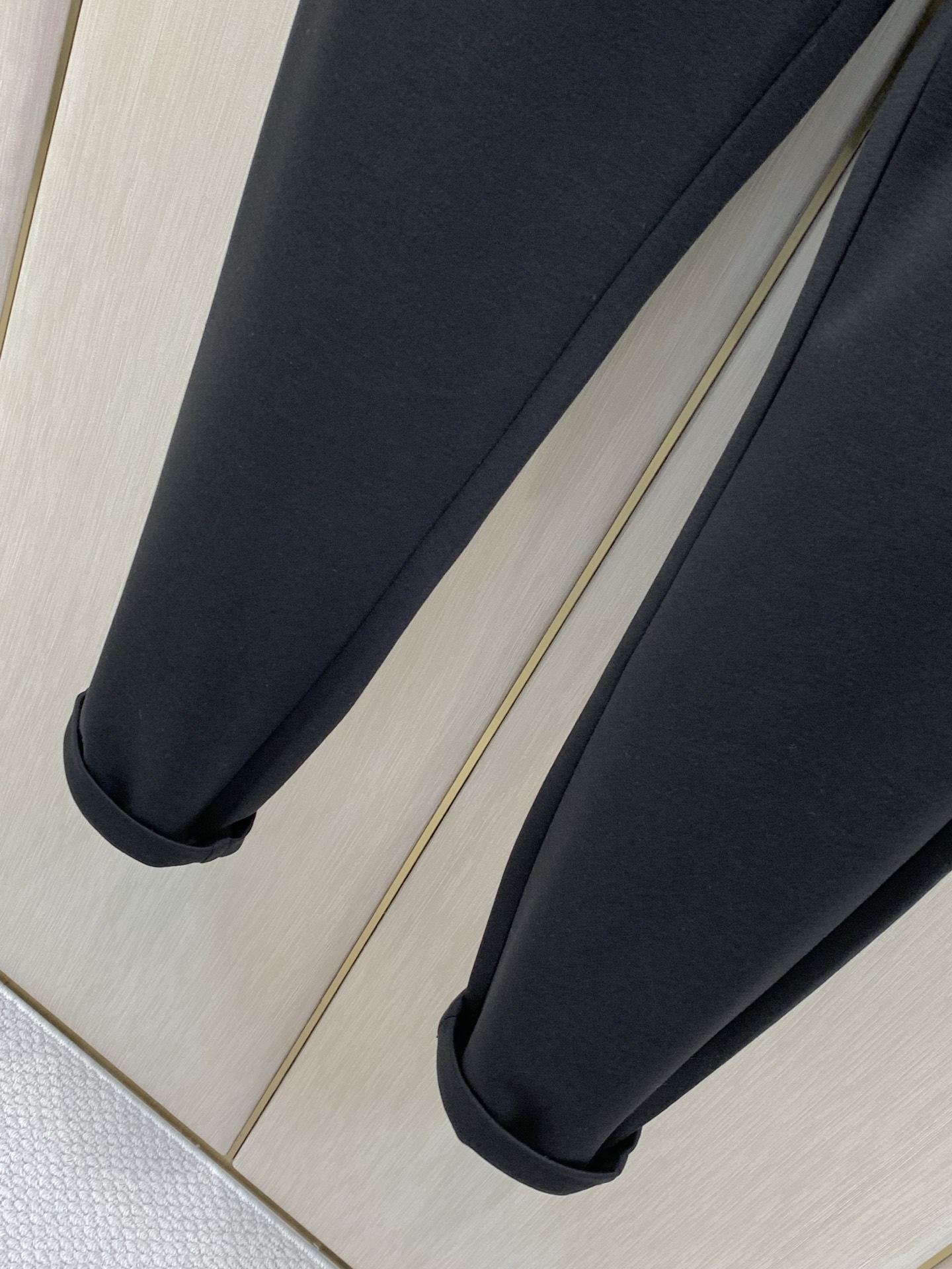 ，杰尼亚 Zegna，2026春秋最新品，专柜同步有售，原单狠货，时尚休闲裤，采用进口原版面料，舒适透气，顶级浮雕工艺字
