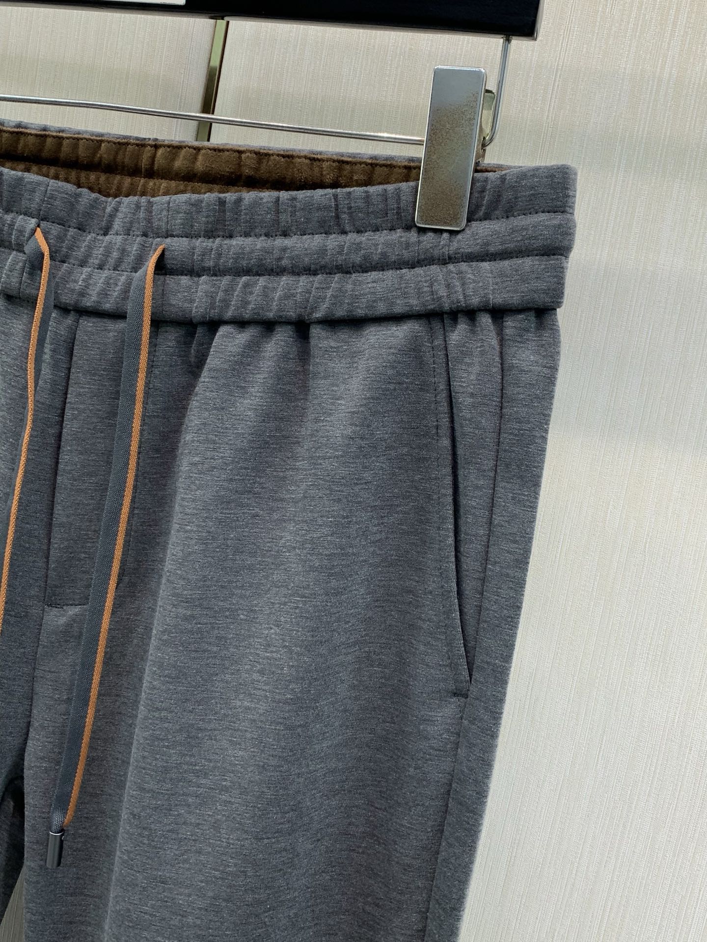 ，杰尼亚 Zegna，2026春秋最新品，专柜同步有售，原单狠货，时尚休闲裤，采用进口原版面料，舒适透气，顶级浮雕工艺字
