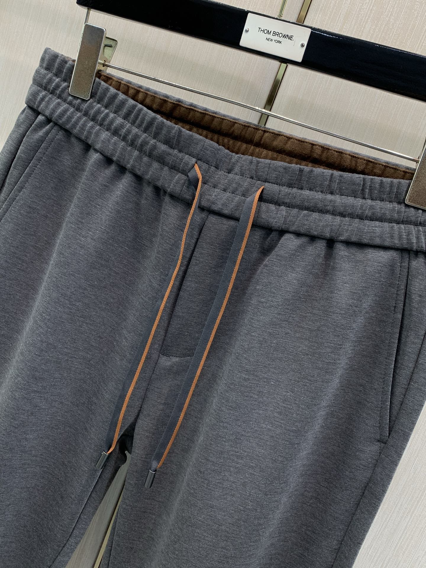 ，杰尼亚 Zegna，2026春秋最新品，专柜同步有售，原单狠货，时尚休闲裤，采用进口原版面料，舒适透气，顶级浮雕工艺字