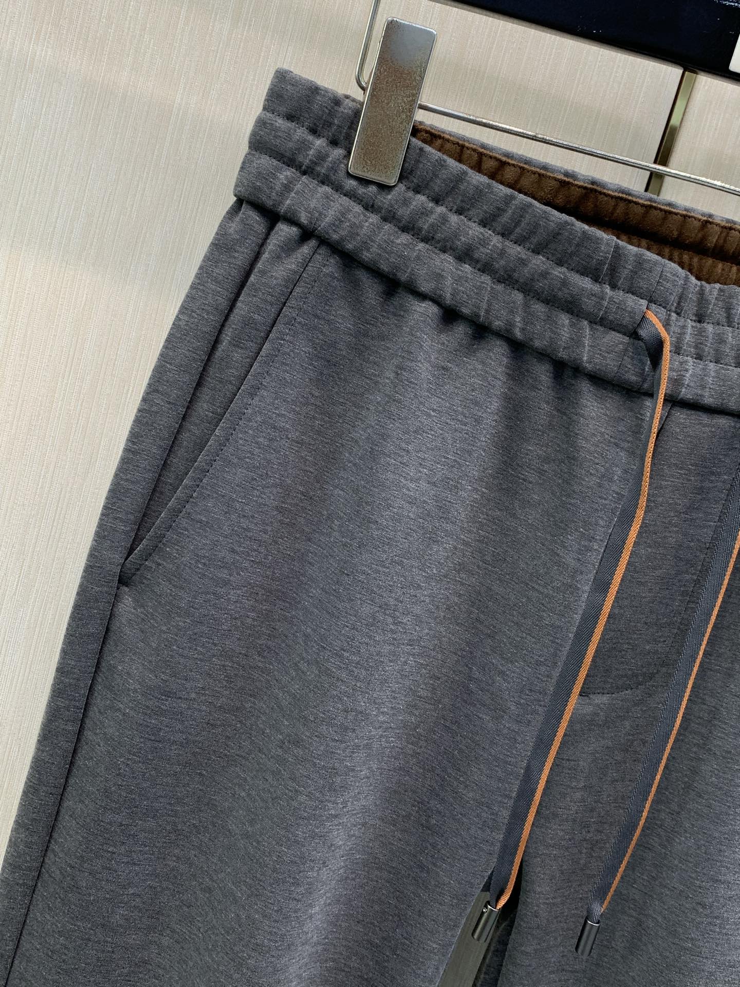 ，杰尼亚 Zegna，2026春秋最新品，专柜同步有售，原单狠货，时尚休闲裤，采用进口原版面料，舒适透气，顶级浮雕工艺字