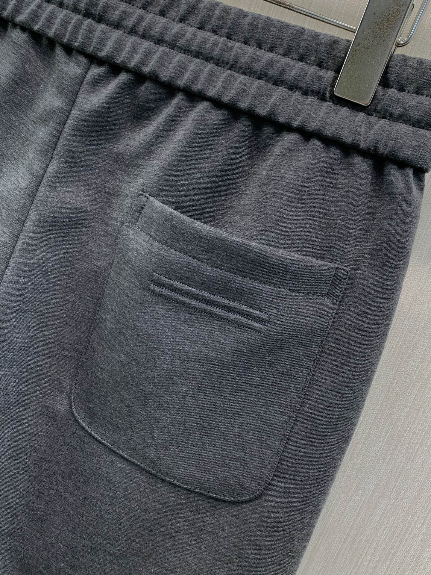 ，杰尼亚 Zegna，2026春秋最新品，专柜同步有售，原单狠货，时尚休闲裤，采用进口原版面料，舒适透气，顶级浮雕工艺字