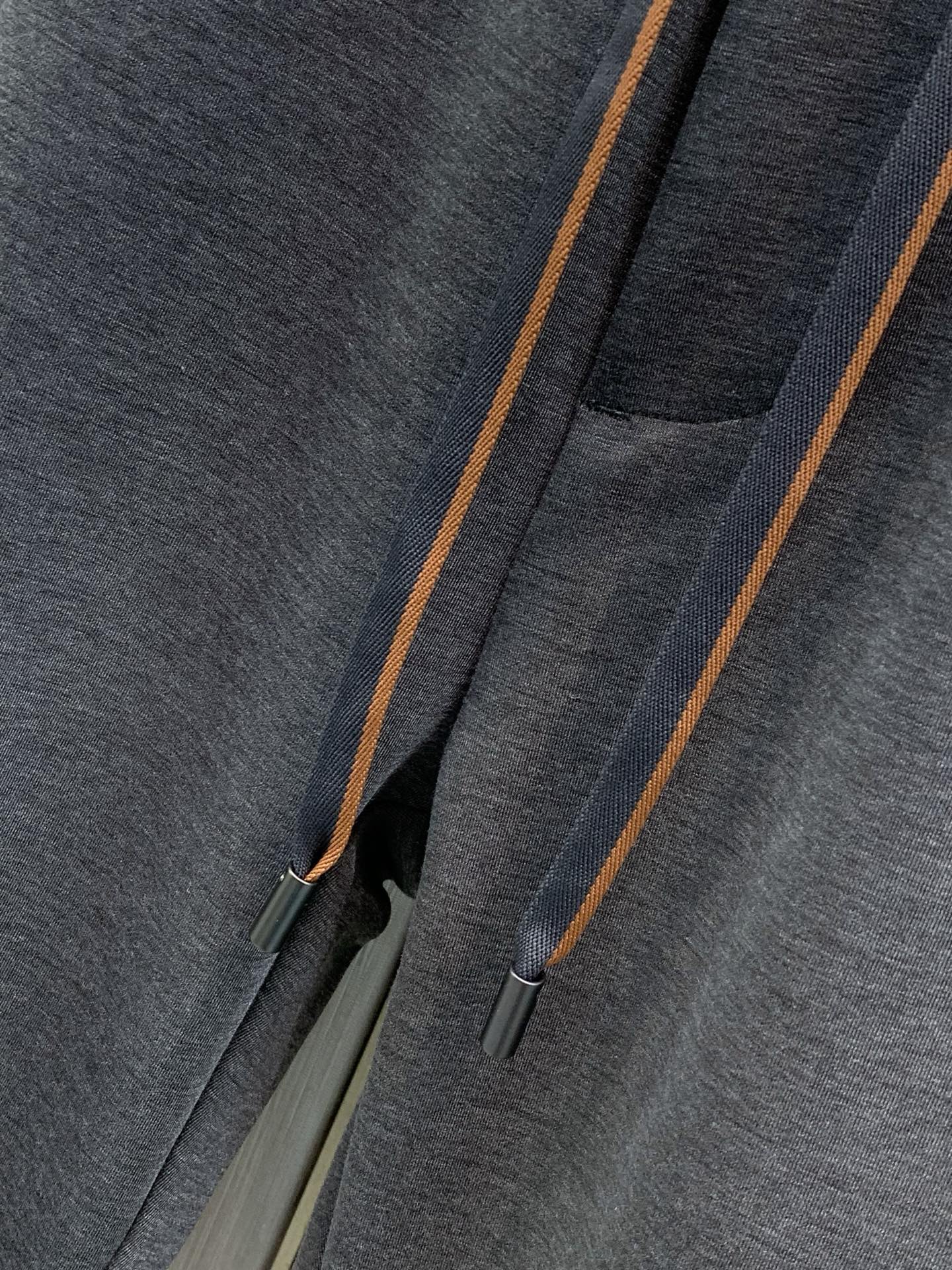 ，杰尼亚 Zegna，2026春秋最新品，专柜同步有售，原单狠货，时尚休闲裤，采用进口原版面料，舒适透气，顶级浮雕工艺字