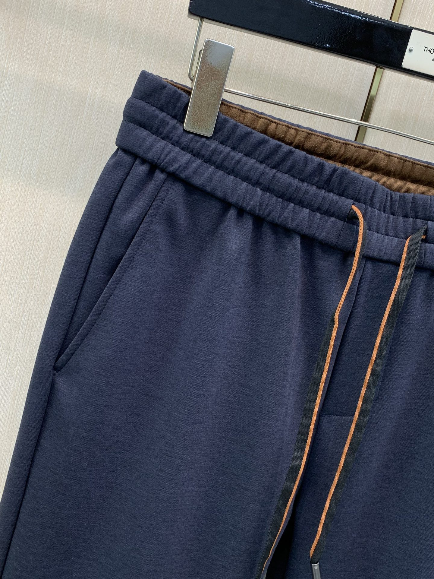，杰尼亚 Zegna，2026春秋最新品，专柜同步有售，原单狠货，时尚休闲裤，采用进口原版面料，舒适透气，顶级浮雕工艺字