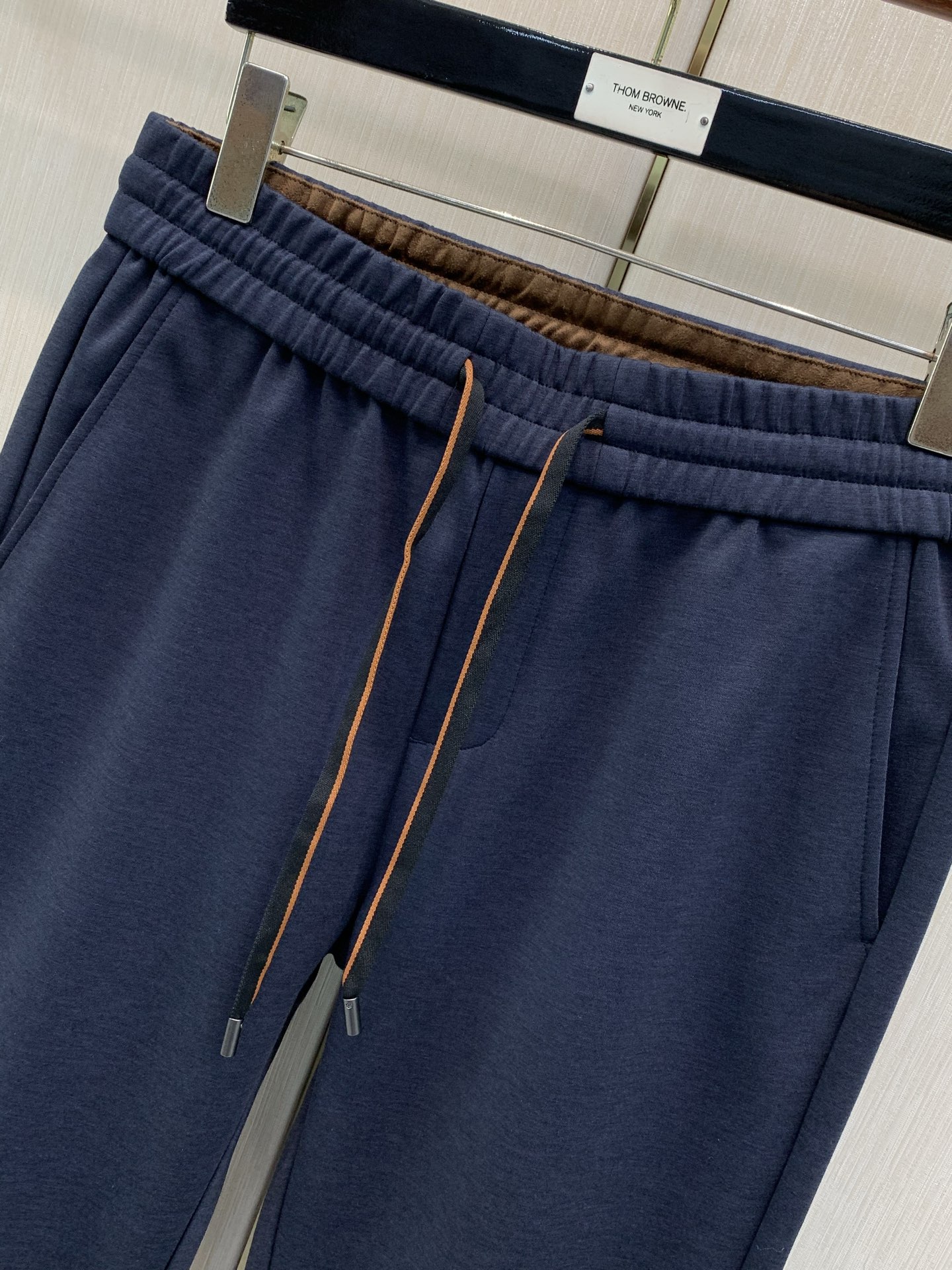 ，杰尼亚 Zegna，2026春秋最新品，专柜同步有售，原单狠货，时尚休闲裤，采用进口原版面料，舒适透气，顶级浮雕工艺字