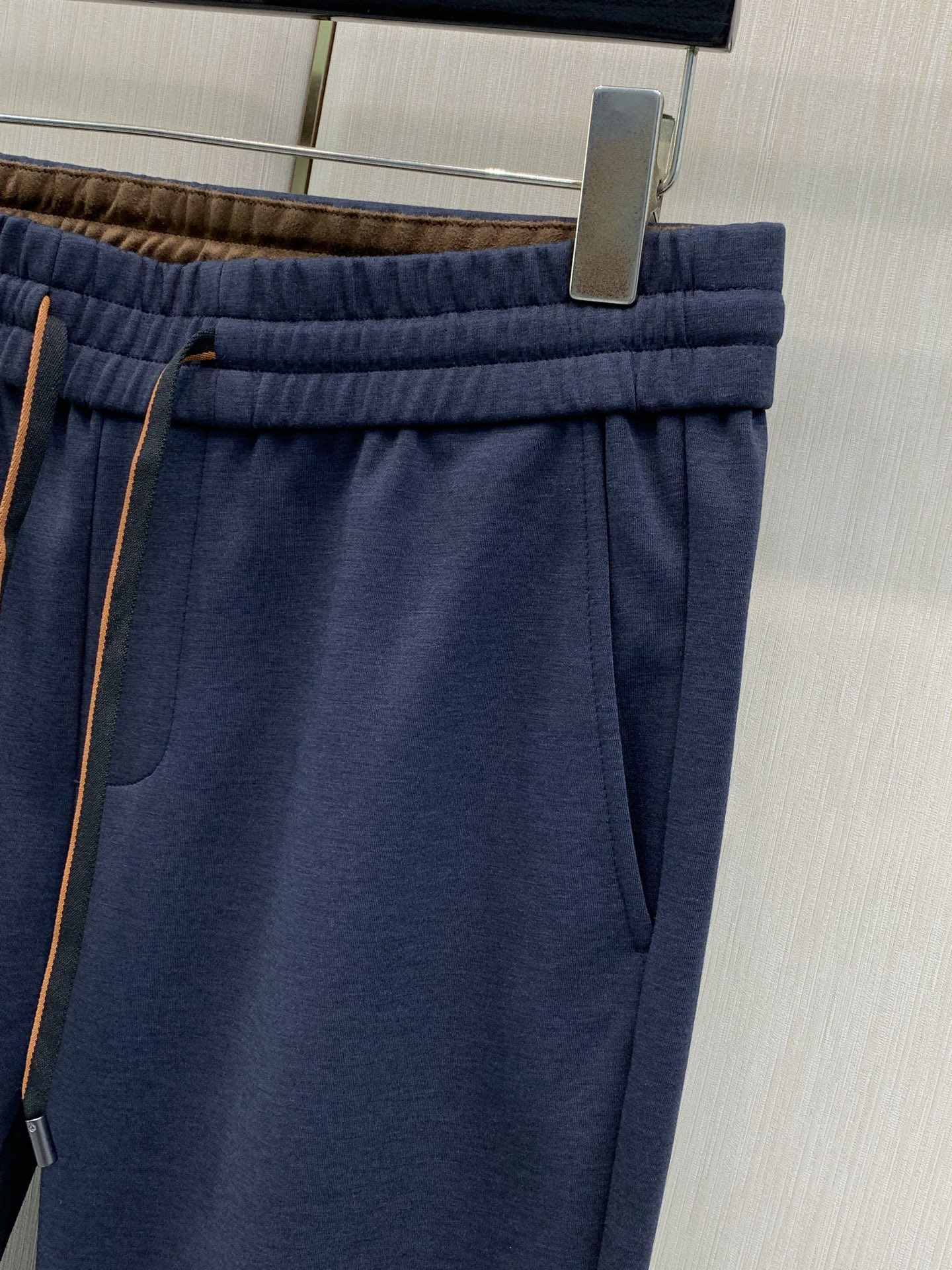 ，杰尼亚 Zegna，2026春秋最新品，专柜同步有售，原单狠货，时尚休闲裤，采用进口原版面料，舒适透气，顶级浮雕工艺字