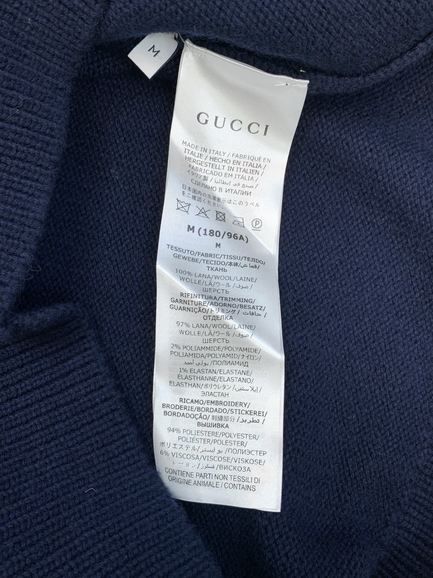 ,Gucci 古驰,2026秋冬最新款,专柜同步有售,原单狠货,时尚休闲针织开衫毛衣,上身很有特点!吸睛而有亮点,进口原 ,Gucci 古驰,2026秋冬最新款,专柜同步有售,原单狠货,时尚休闲针织开衫毛衣,上身很有特点!吸睛而有亮点,进口原